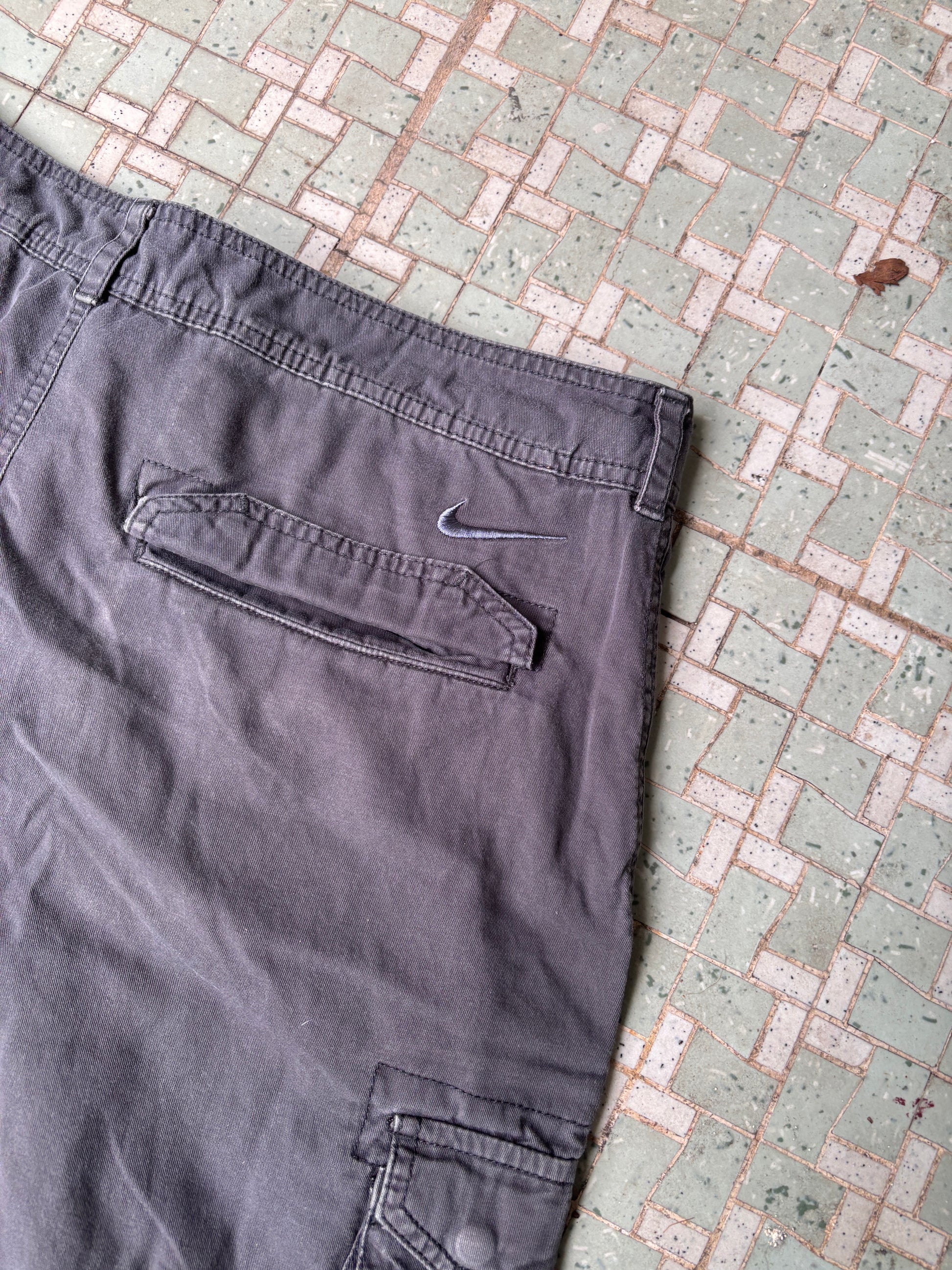 Vintage Y2K Nike Cargo Shorts Size 32 Grey 2 Embroidered Swoosh Faded Cotton
