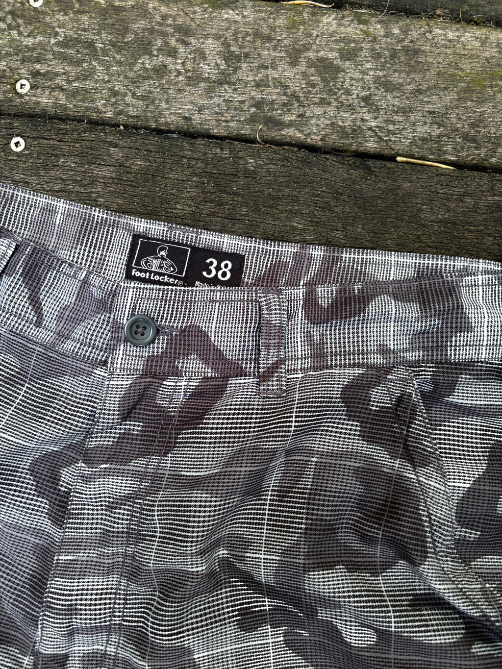 Y2K Foot Locker Cargo Shorts Size 38 Grey Camouflage