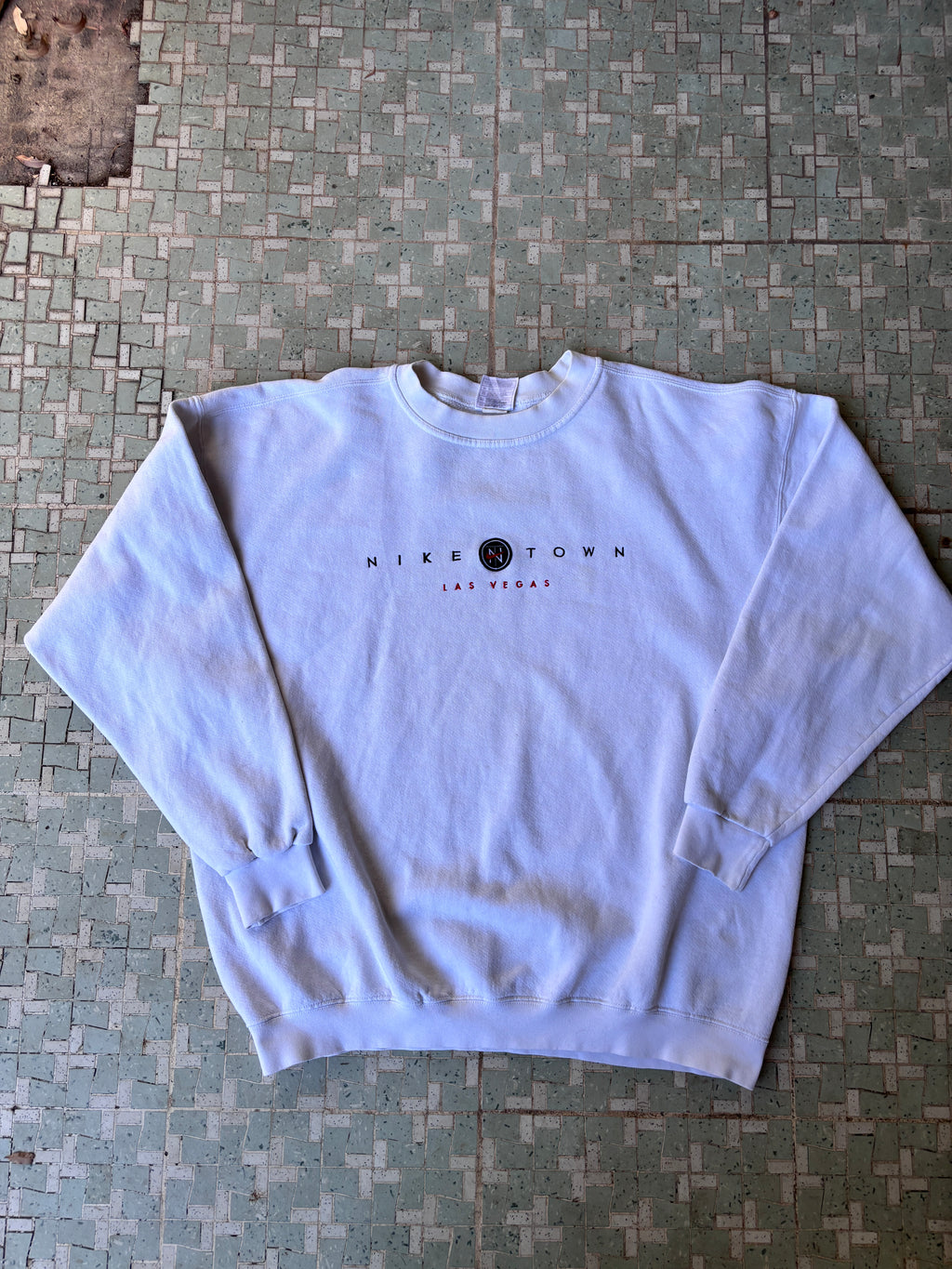 90's Nike Town Las Vegas Jumper Size XL White Vintage Baggy Crew Neck
