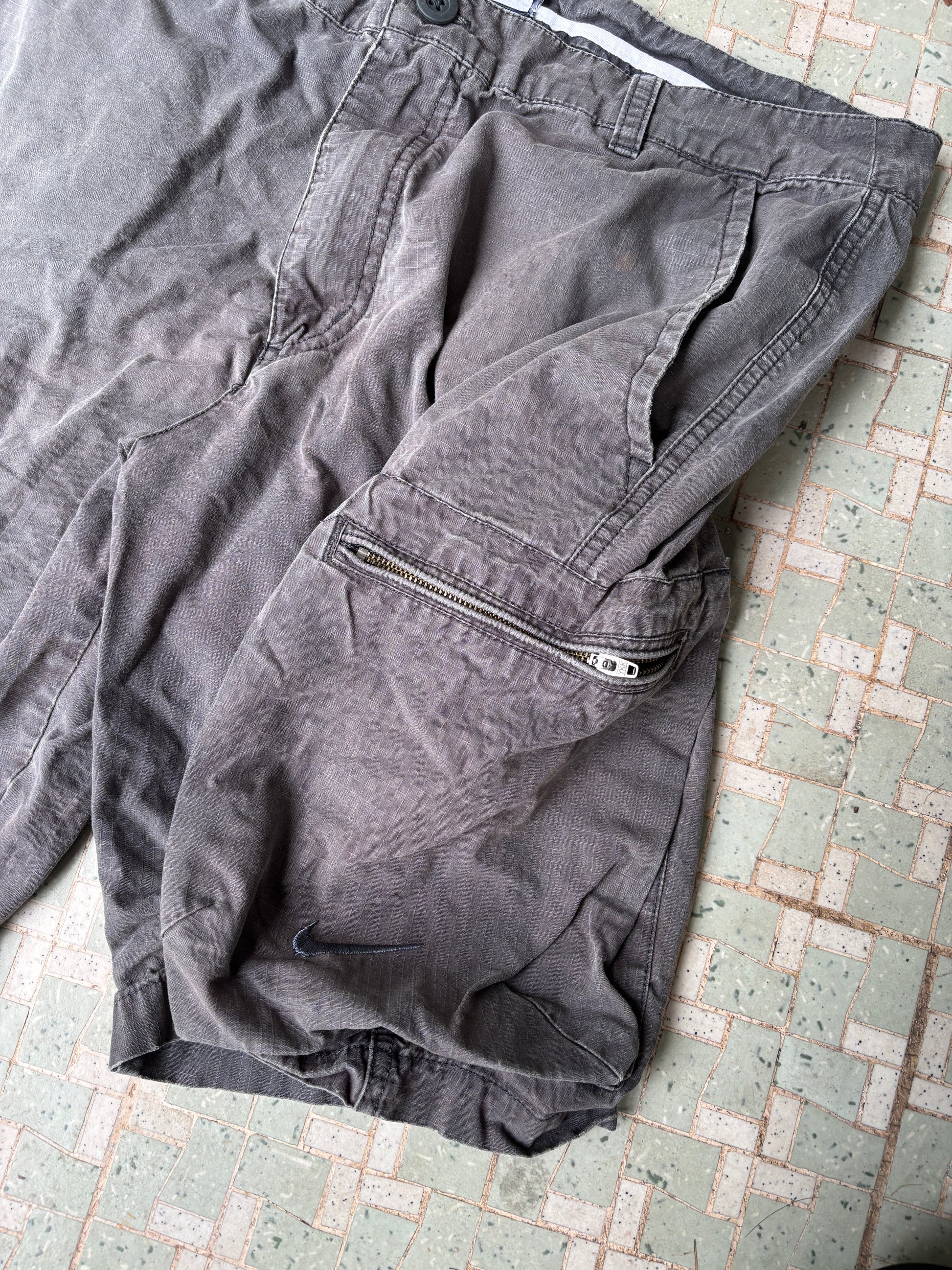 Vintage Y2K Nike Cargo Shorts Size 36 Grey Embroidered Swoosh Faded Cotton