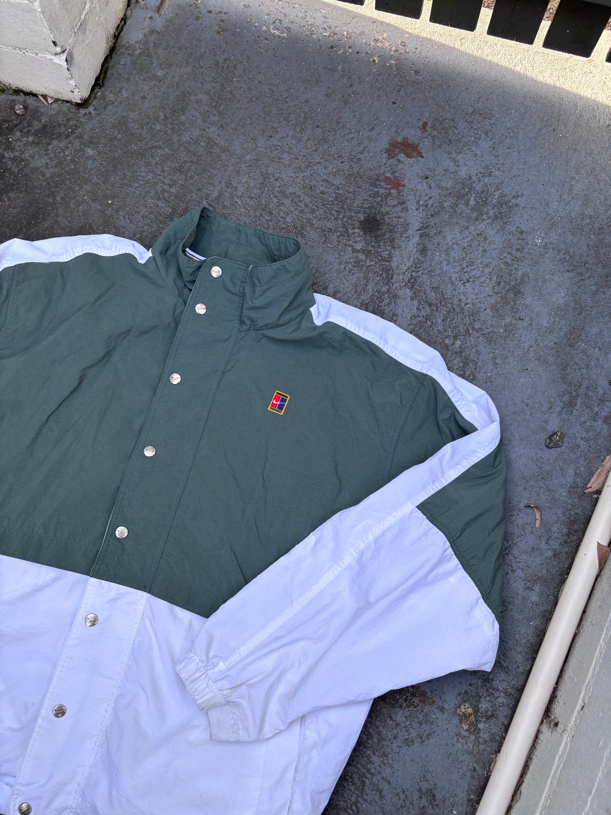 Vintage 90s Nike Court Jacket Men’s XL White Green Logo Swoosh Classic Windbreaker