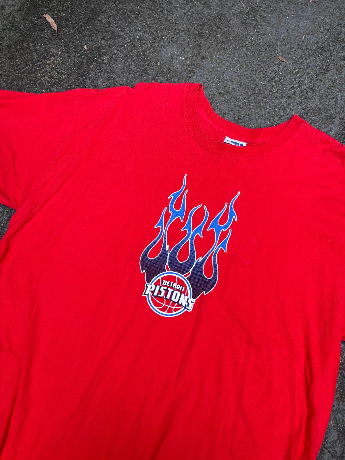 Vintage Y2K NBA Detroit Pistons T-shirt Size XL Red Flame Basketball Logo Crew