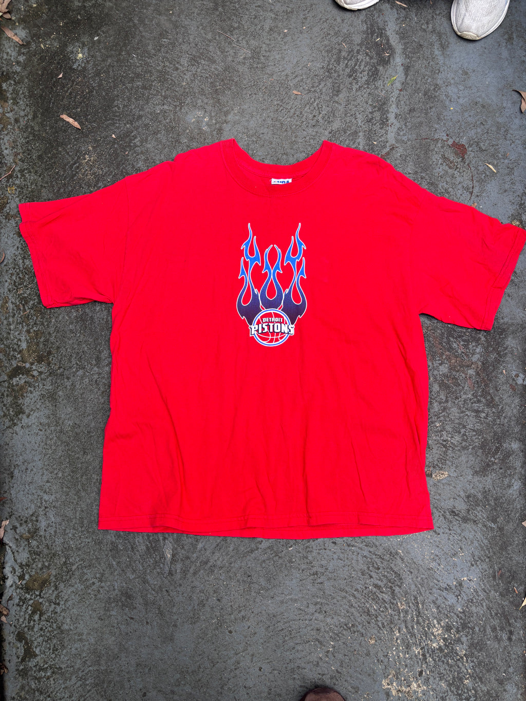 Vintage Y2K NBA Detroit Pistons T-shirt Size XL Red Flame Basketball Logo Crew