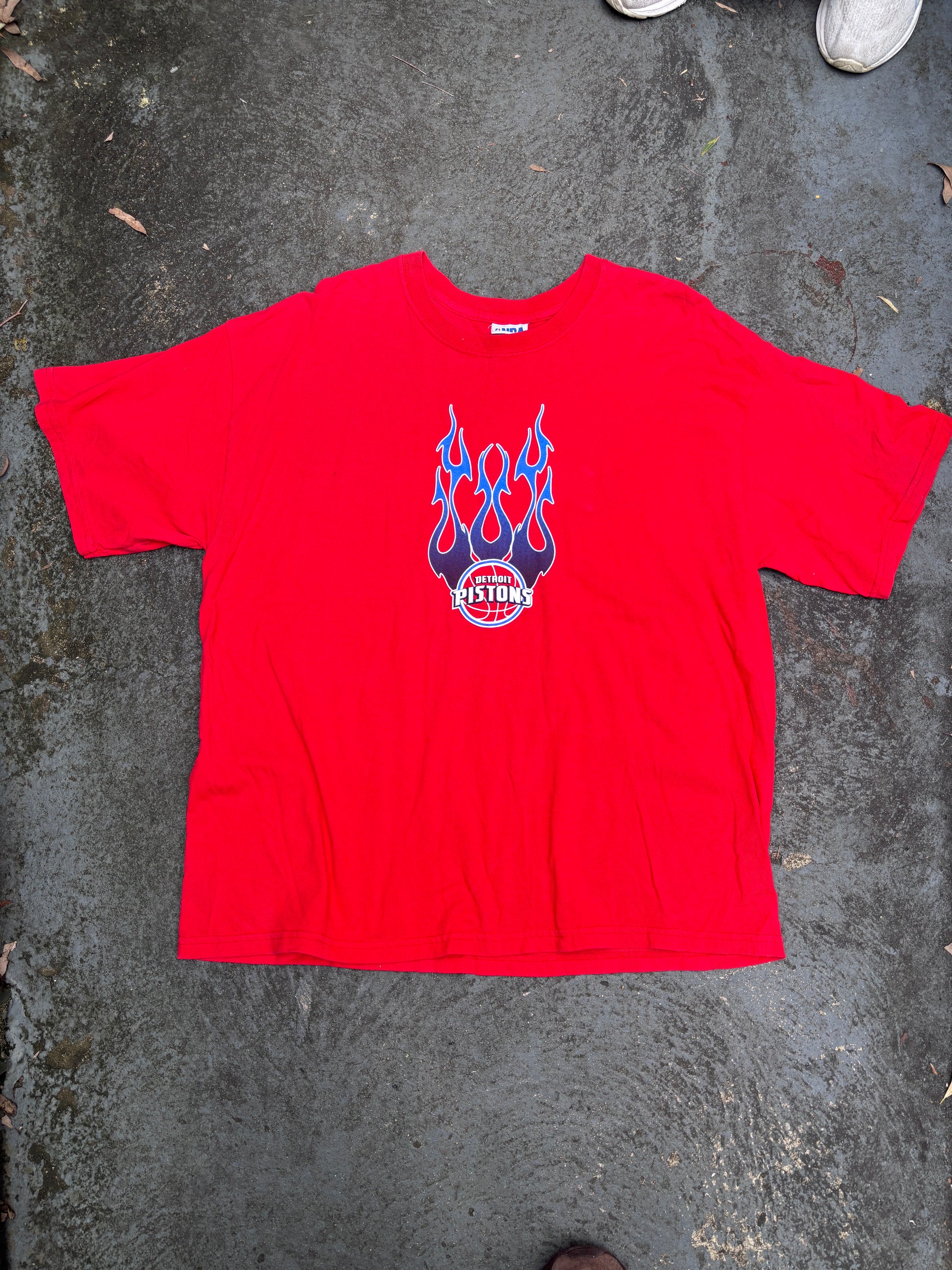 Vintage Y2K NBA Detroit Pistons T-shirt Size XL Red Flame Basketball Logo Crew