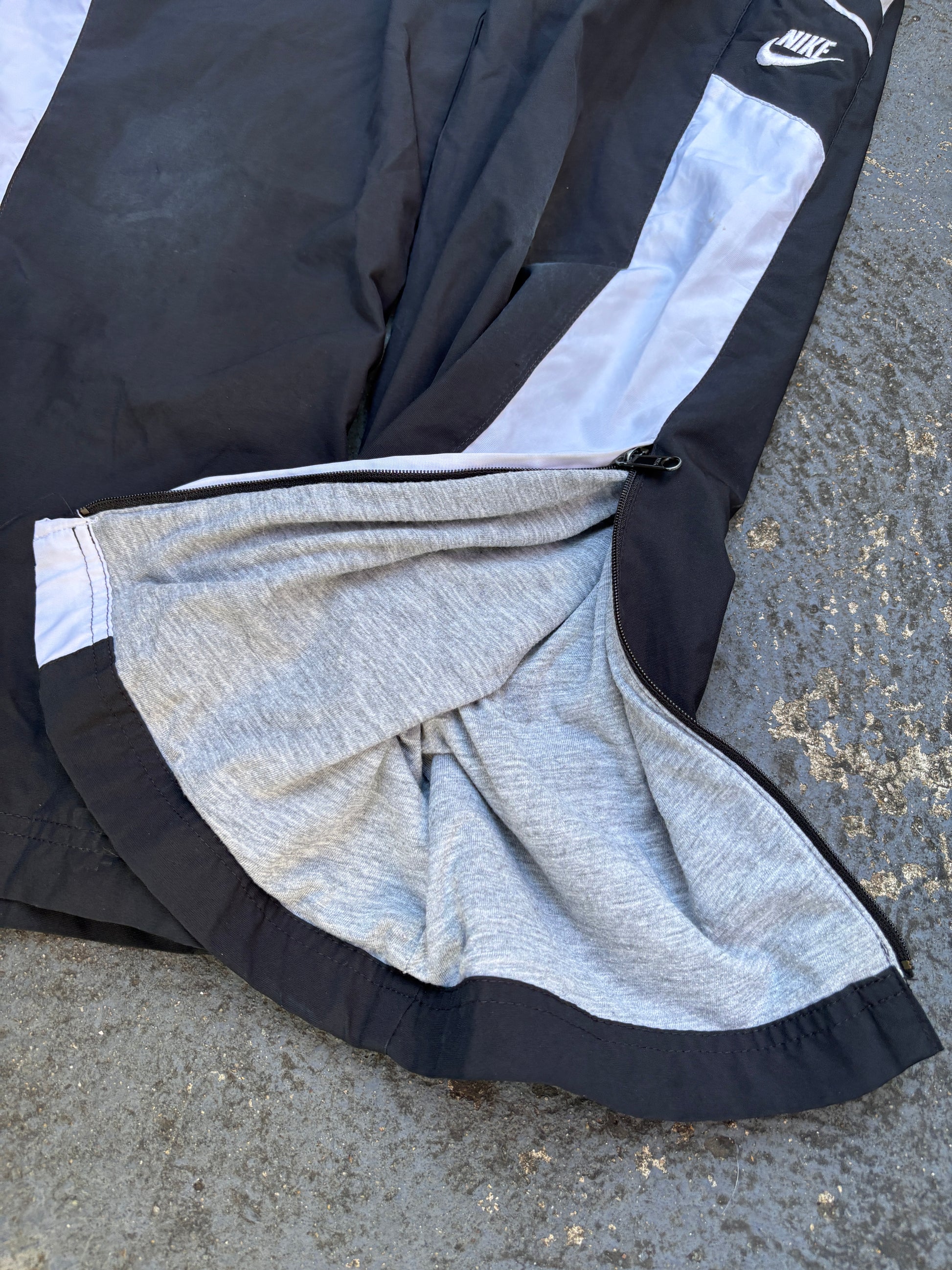 Nike 3/4 Track Pants Size S Black White Detail Classic Nylon Windbreakers