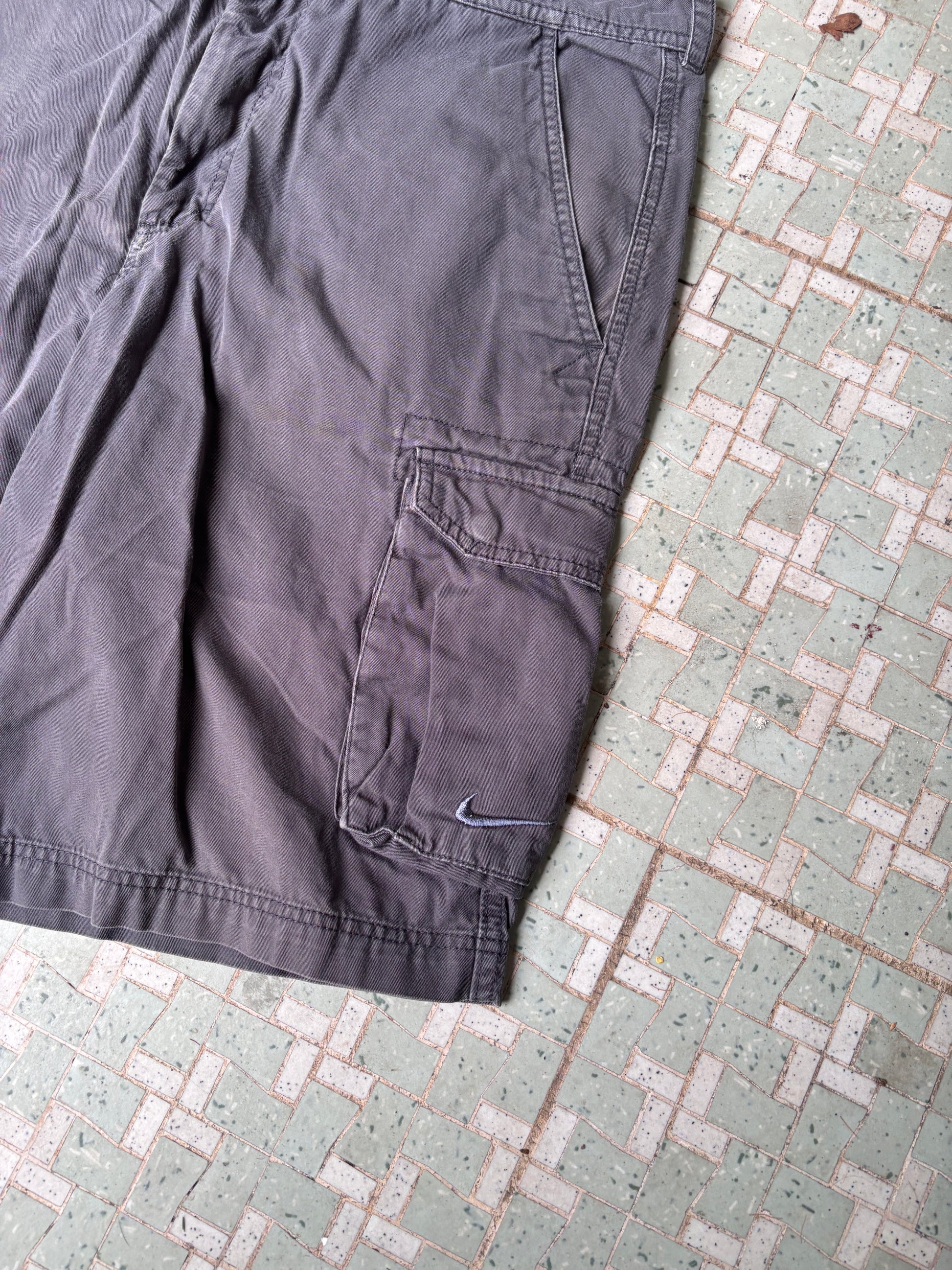 Vintage Y2K Nike Cargo Shorts Size 32 Grey 2 Embroidered Swoosh Faded Cotton