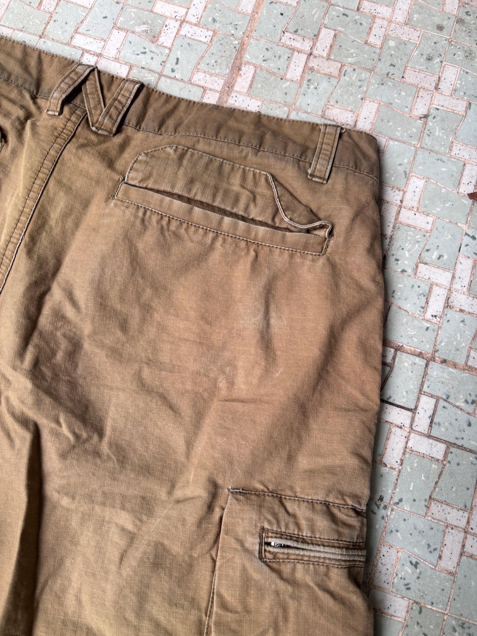 Vintage Y2K Nike Cargo Shorts Size 32 Khaki Embroidered Swoosh Faded Cotton