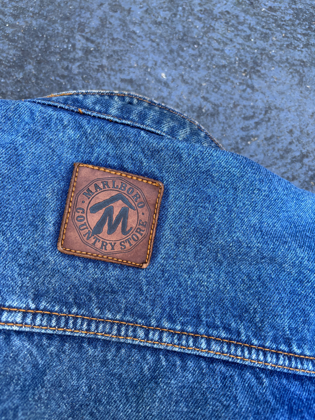 Vintage 90s Marlboro Denim Jacket XL Blue Mid Wash Front Pockets Leather Collar