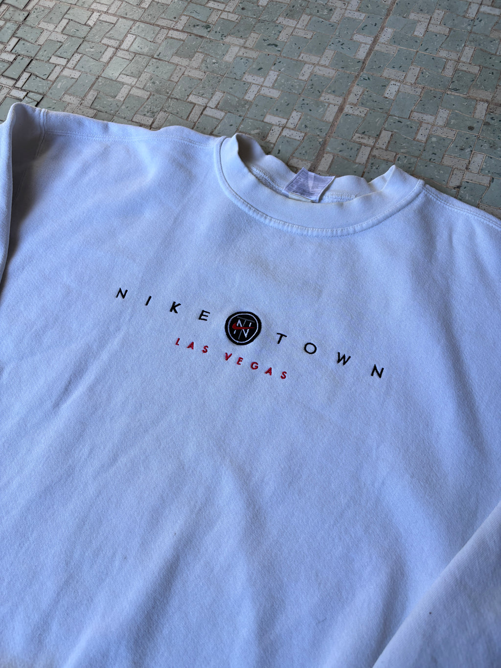 90's Nike Town Las Vegas Jumper Size XL White Vintage Baggy Crew Neck