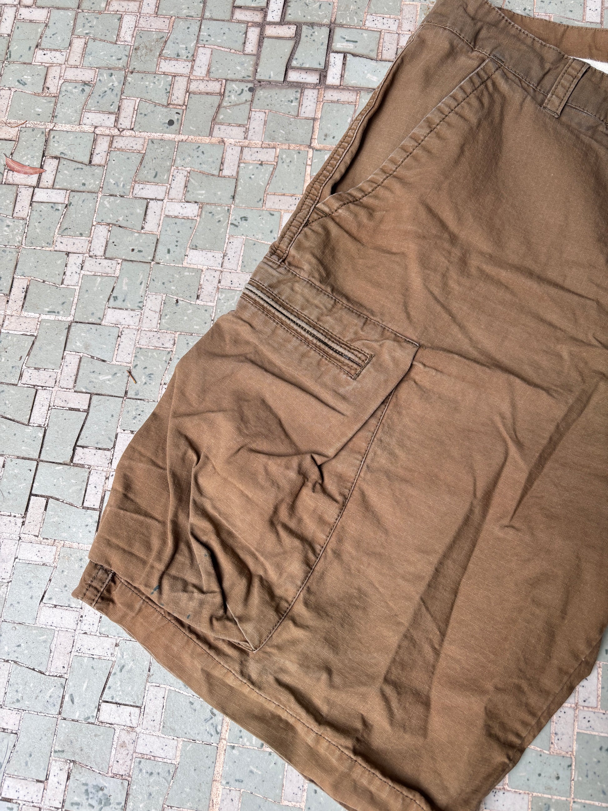 Vintage Y2K Nike Cargo Shorts Size 32 Khaki Embroidered Swoosh Faded Cotton