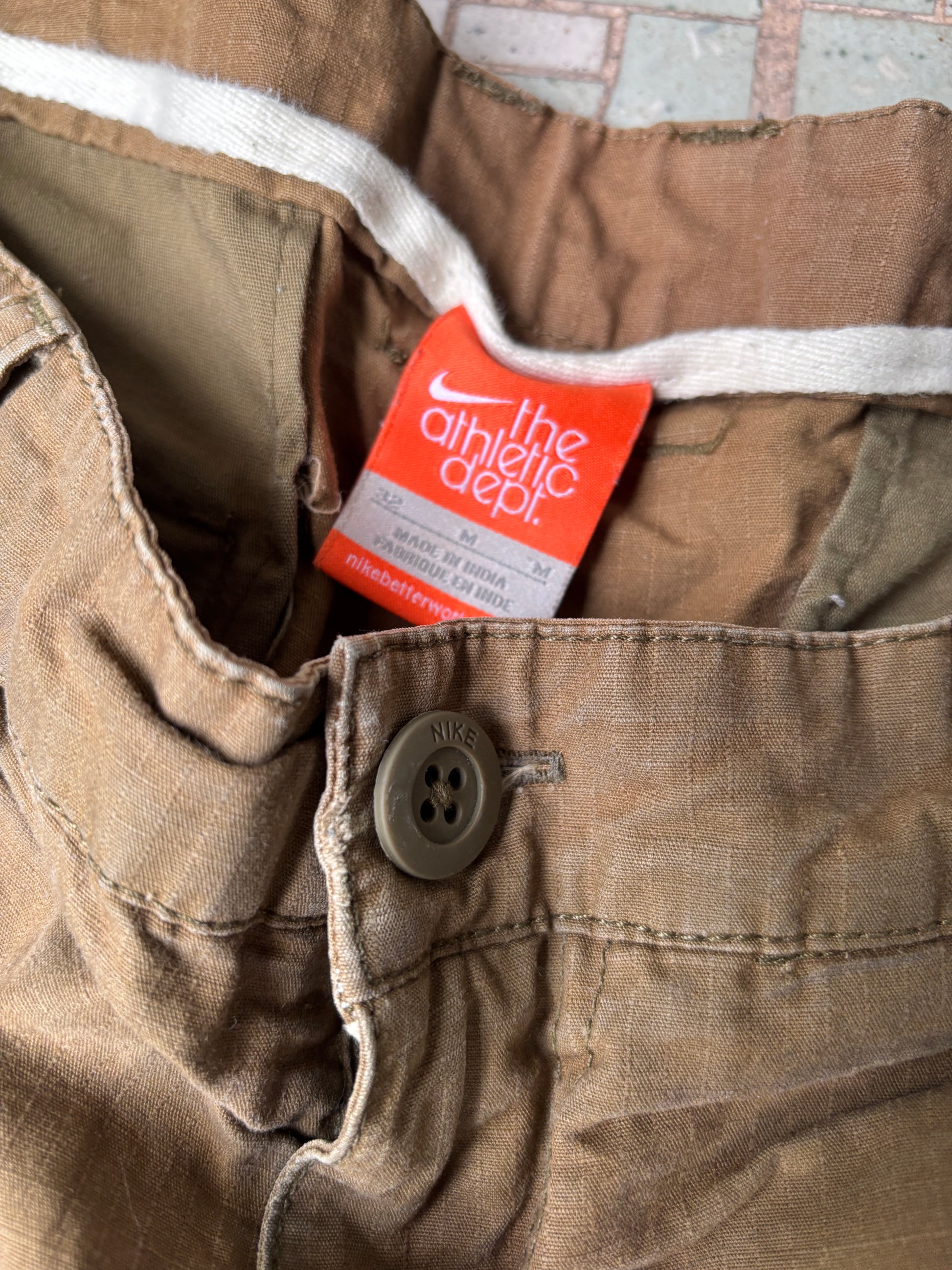 Vintage Y2K Nike Cargo Shorts Size 32 Khaki Embroidered Swoosh Faded Cotton