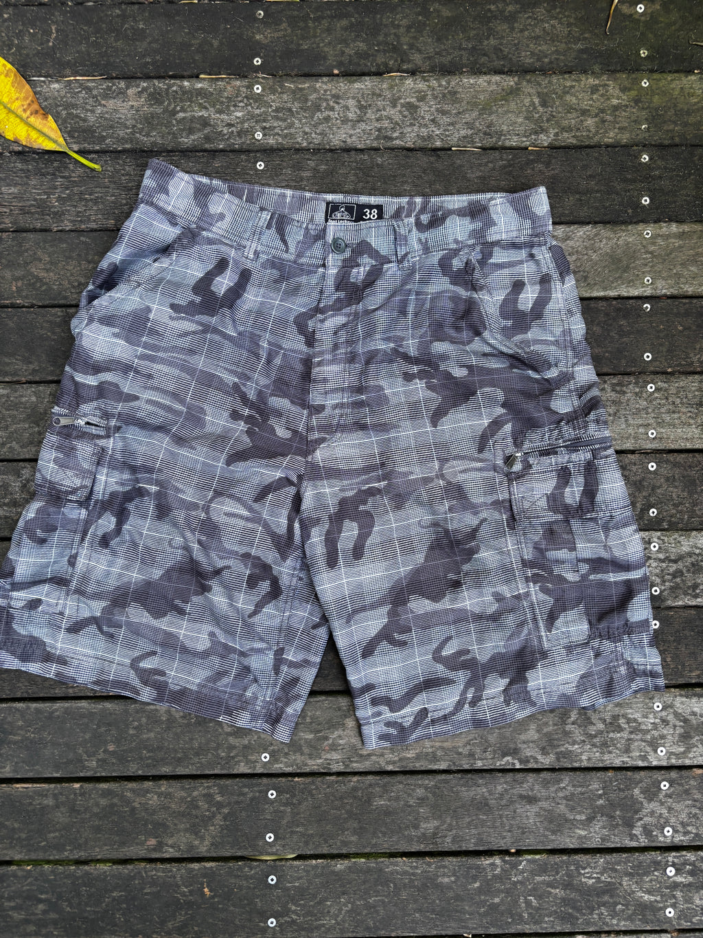 Y2K Foot Locker Cargo Shorts Size 38 Grey Camouflage