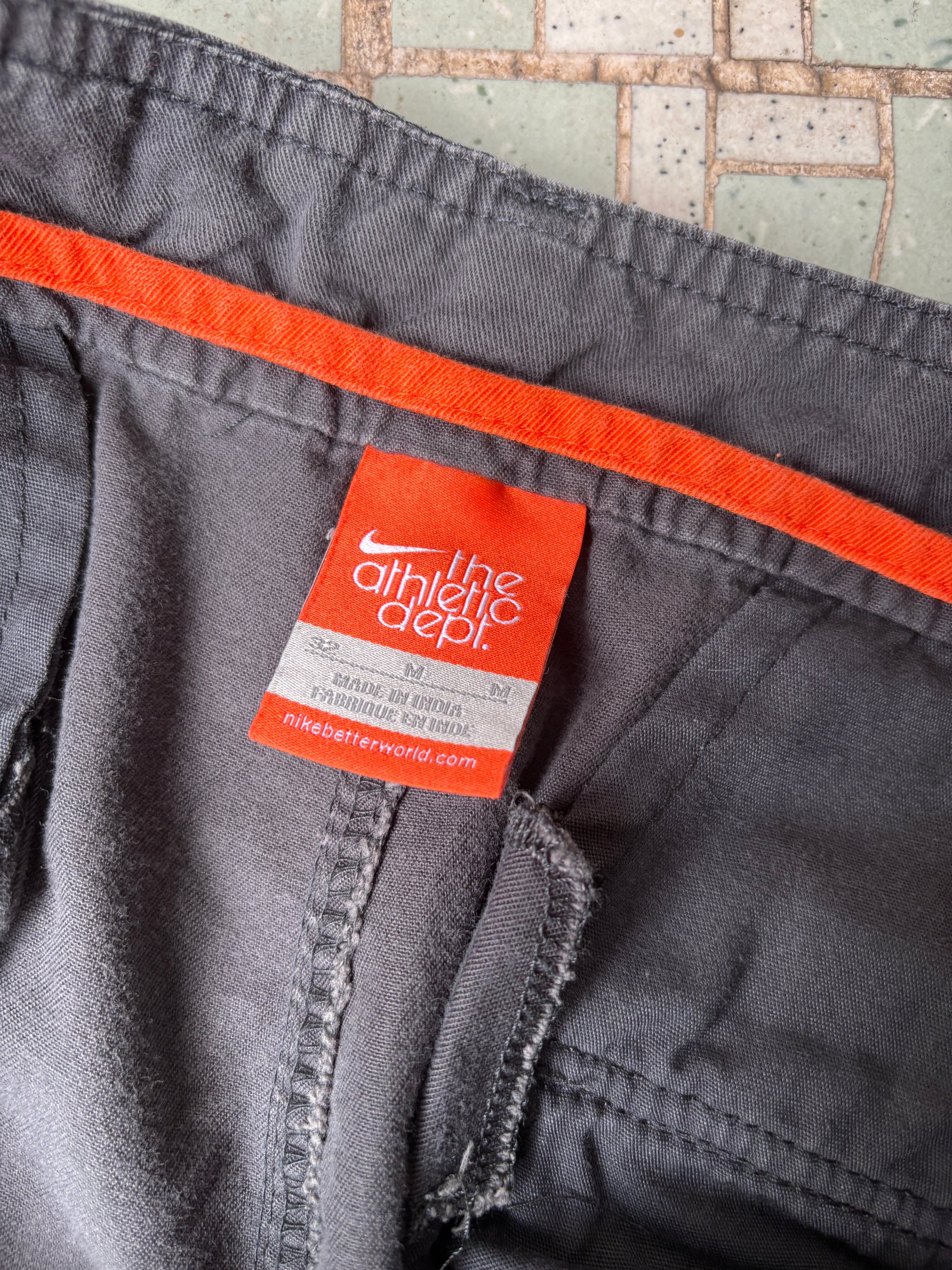 Vintage Y2K Nike Cargo Shorts Size 32 Grey 2 Embroidered Swoosh Faded Cotton
