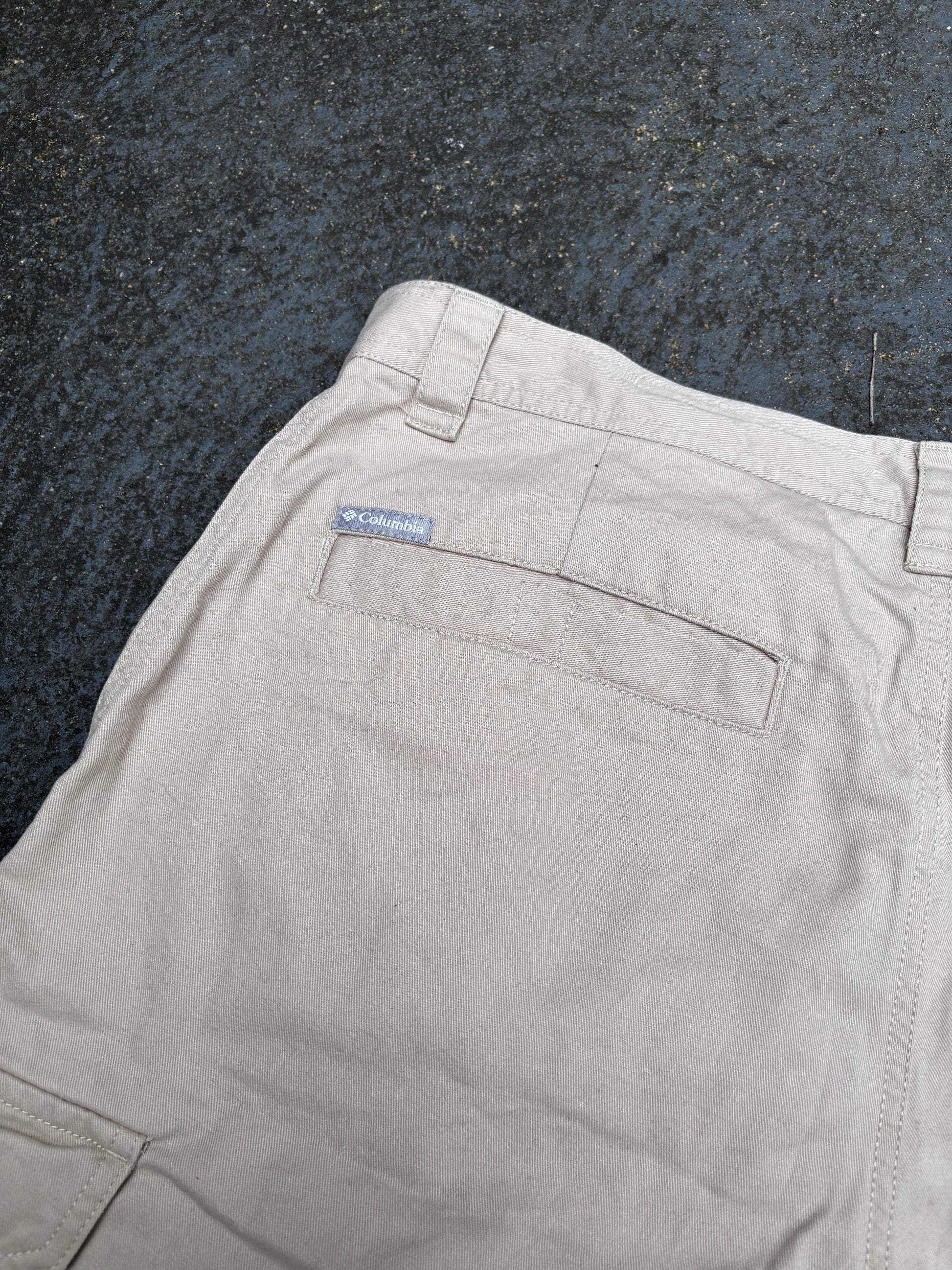 Vintage Y2K Columbia Cargo Shorts Size 34 Grey Beige Omnishade Utility Gorpcore