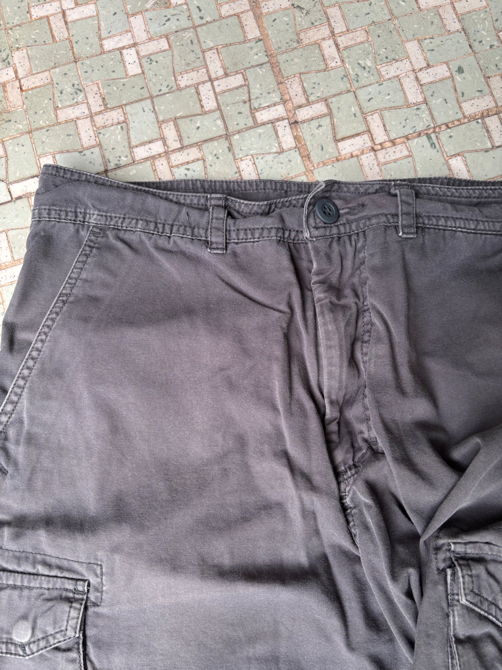 Vintage Y2K Nike Cargo Shorts Size 32 Grey 2 Embroidered Swoosh Faded Cotton