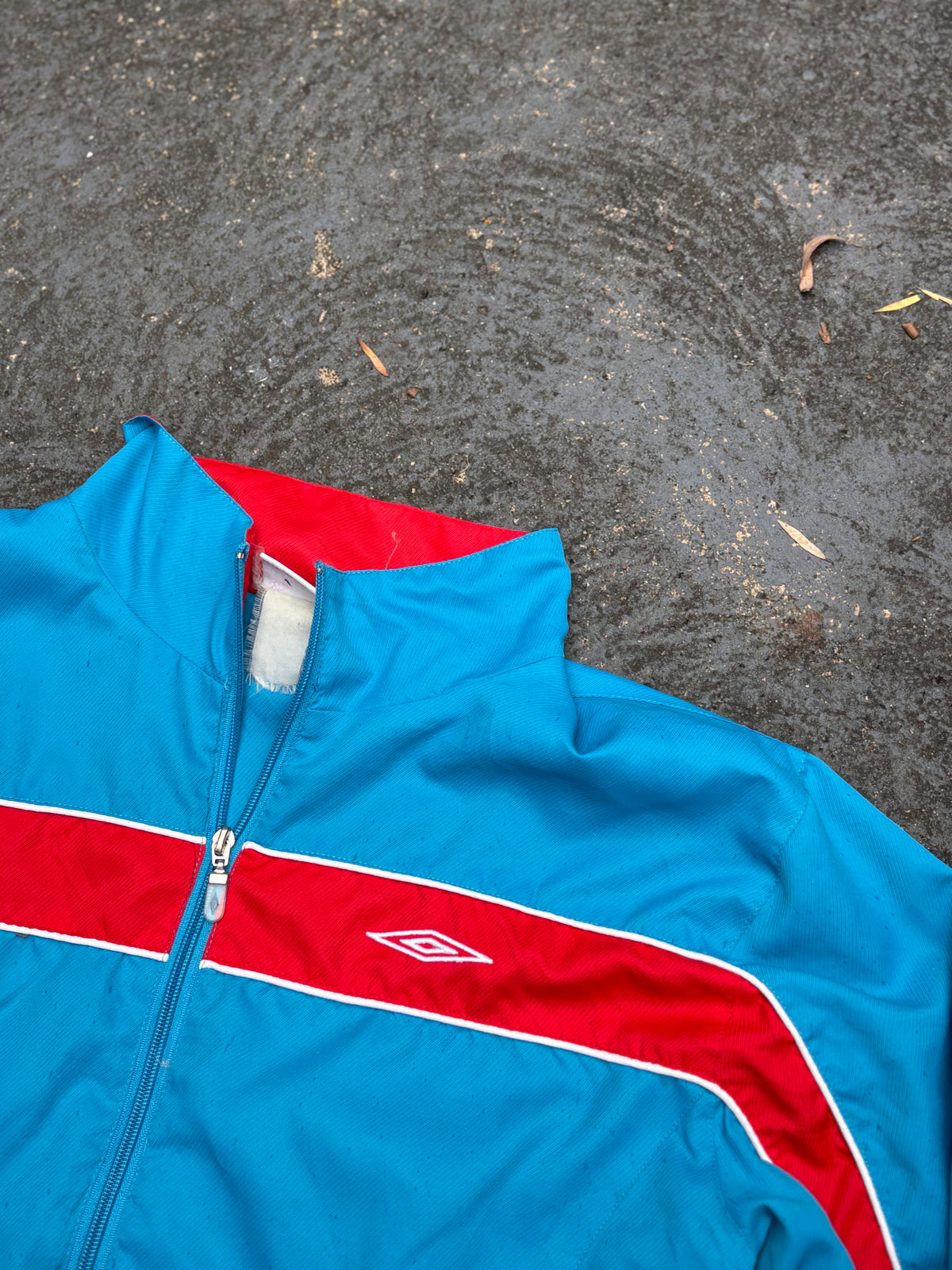 Vintage Y2K Umbro Jacket Size L Blue Red Logo Detail Football Full Zip Windbreaker