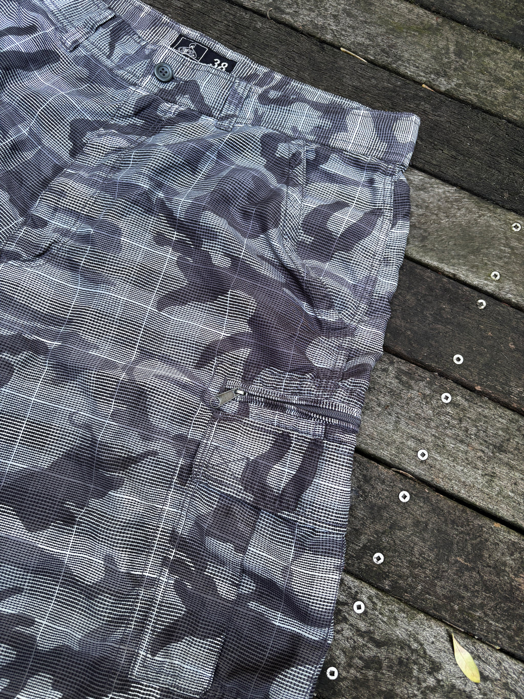 Y2K Foot Locker Cargo Shorts Size 38 Grey Camouflage