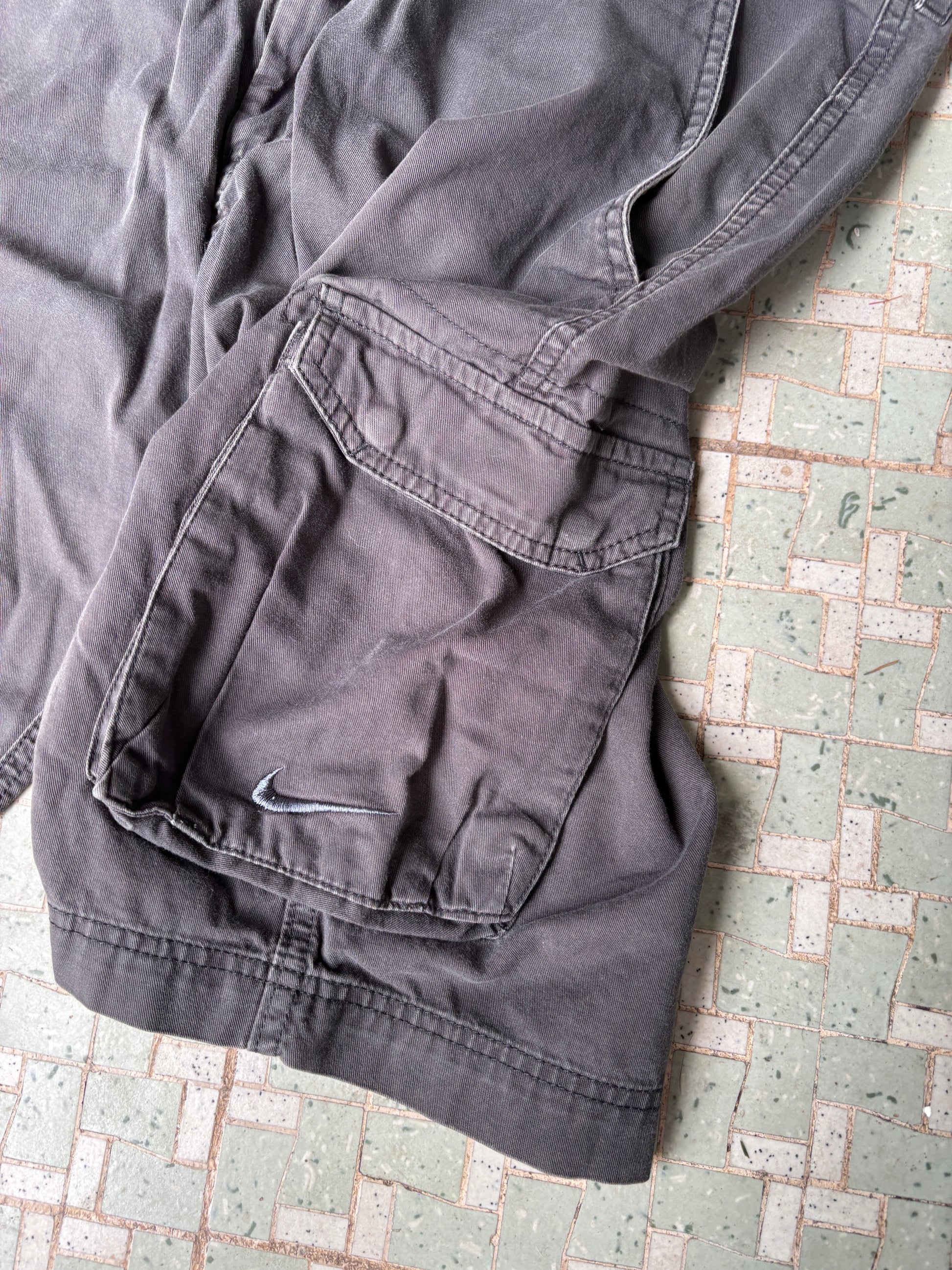 Vintage Y2K Nike Cargo Shorts Size 32 Grey 2 Embroidered Swoosh Faded Cotton