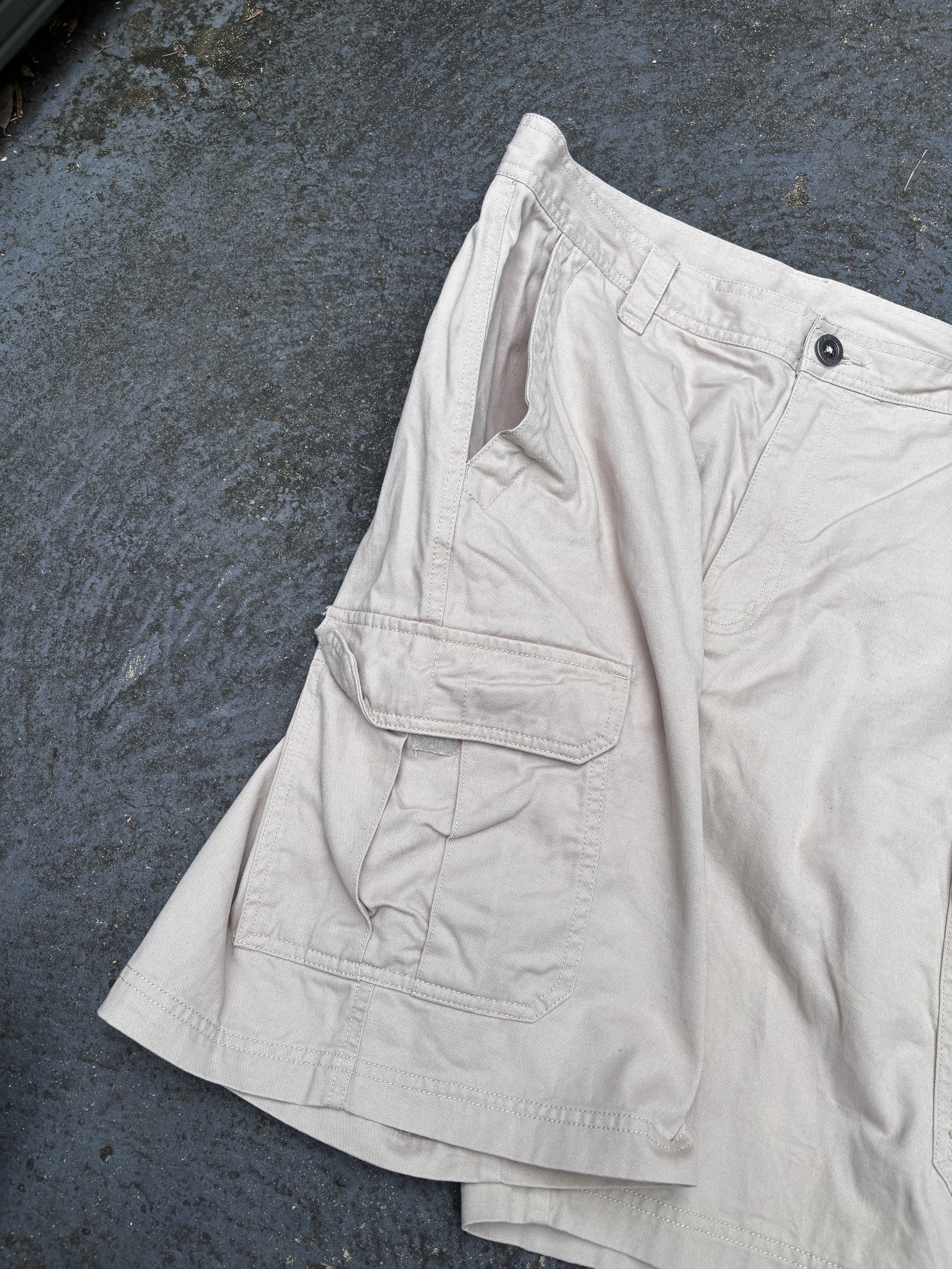 Vintage Y2K Columbia Cargo Shorts Size 34 Grey Beige Omnishade Utility Gorpcore