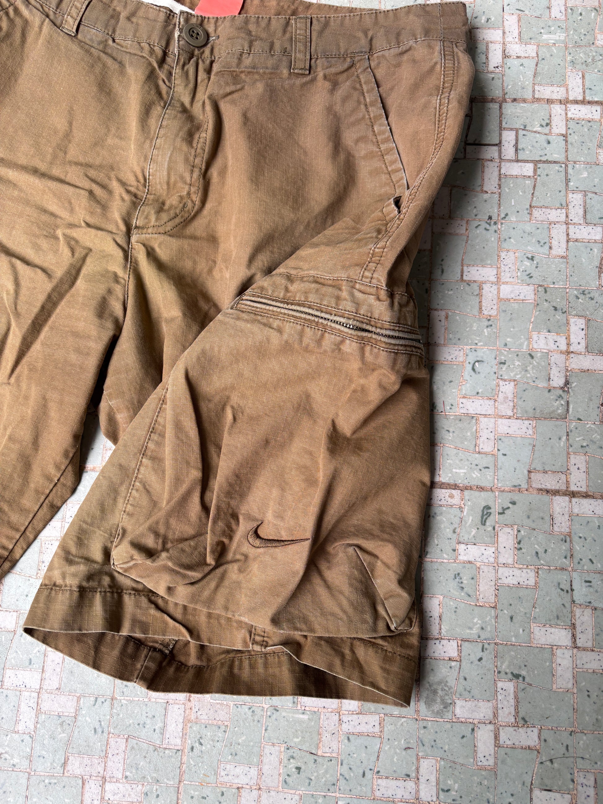 Vintage Y2K Nike Cargo Shorts Size 32 Khaki Embroidered Swoosh Faded Cotton
