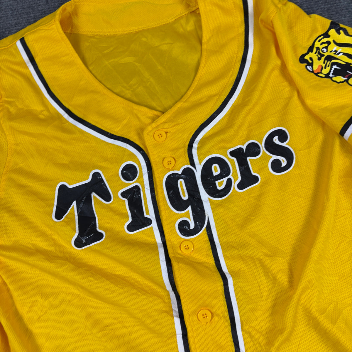 Osaka Tigers Japanese Baseball Jersey Men’s Medium in Yellow Activewear