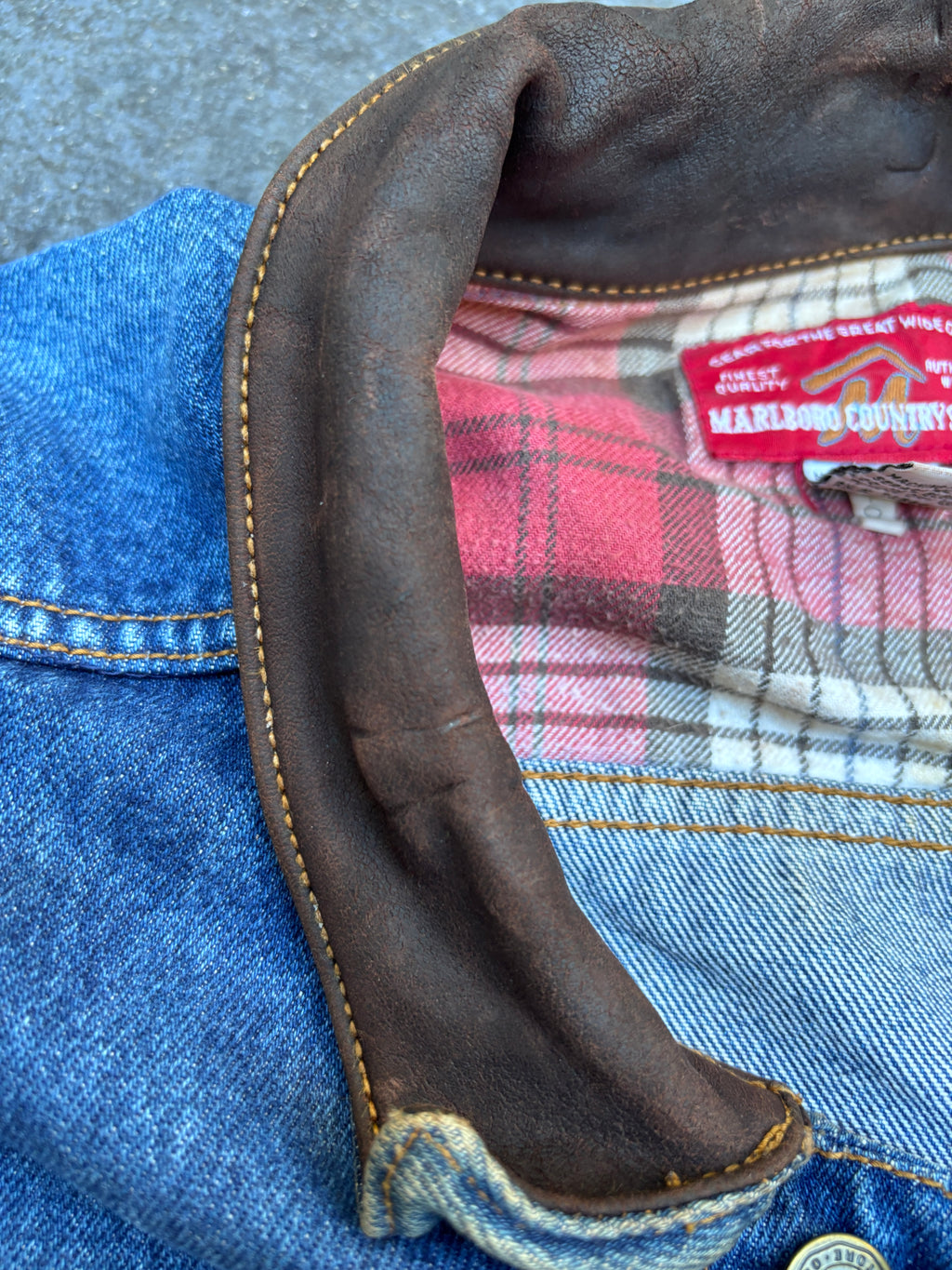 Vintage 90s Marlboro Denim Jacket XL Blue Mid Wash Front Pockets Leather Collar