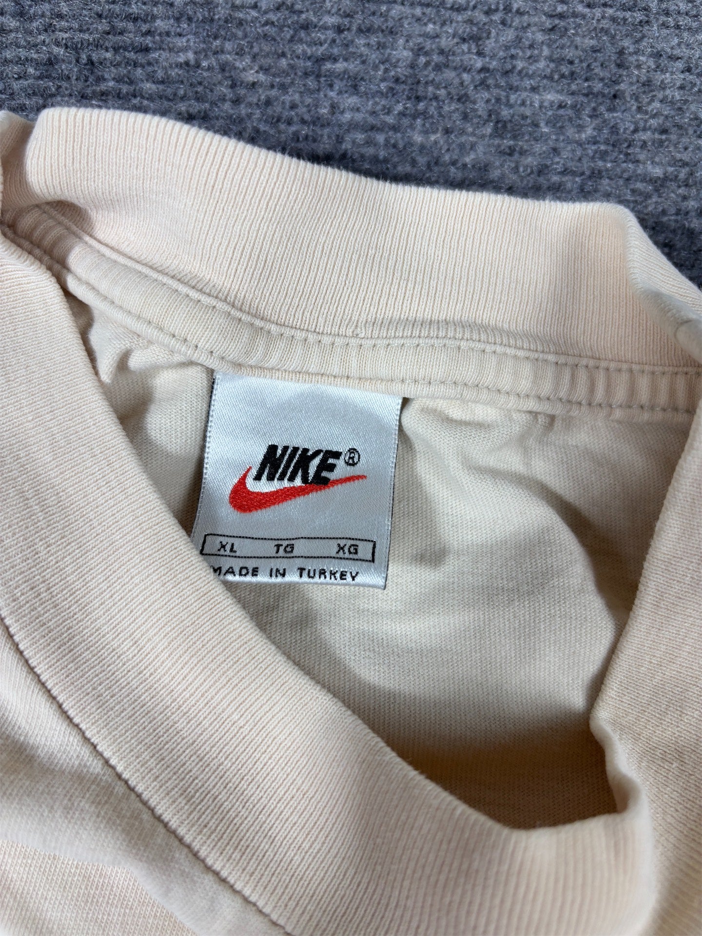 Vintage 90s Nike T-Shirt Men’s XL Cream Gold Swoosh Oversized Baggy Classic
