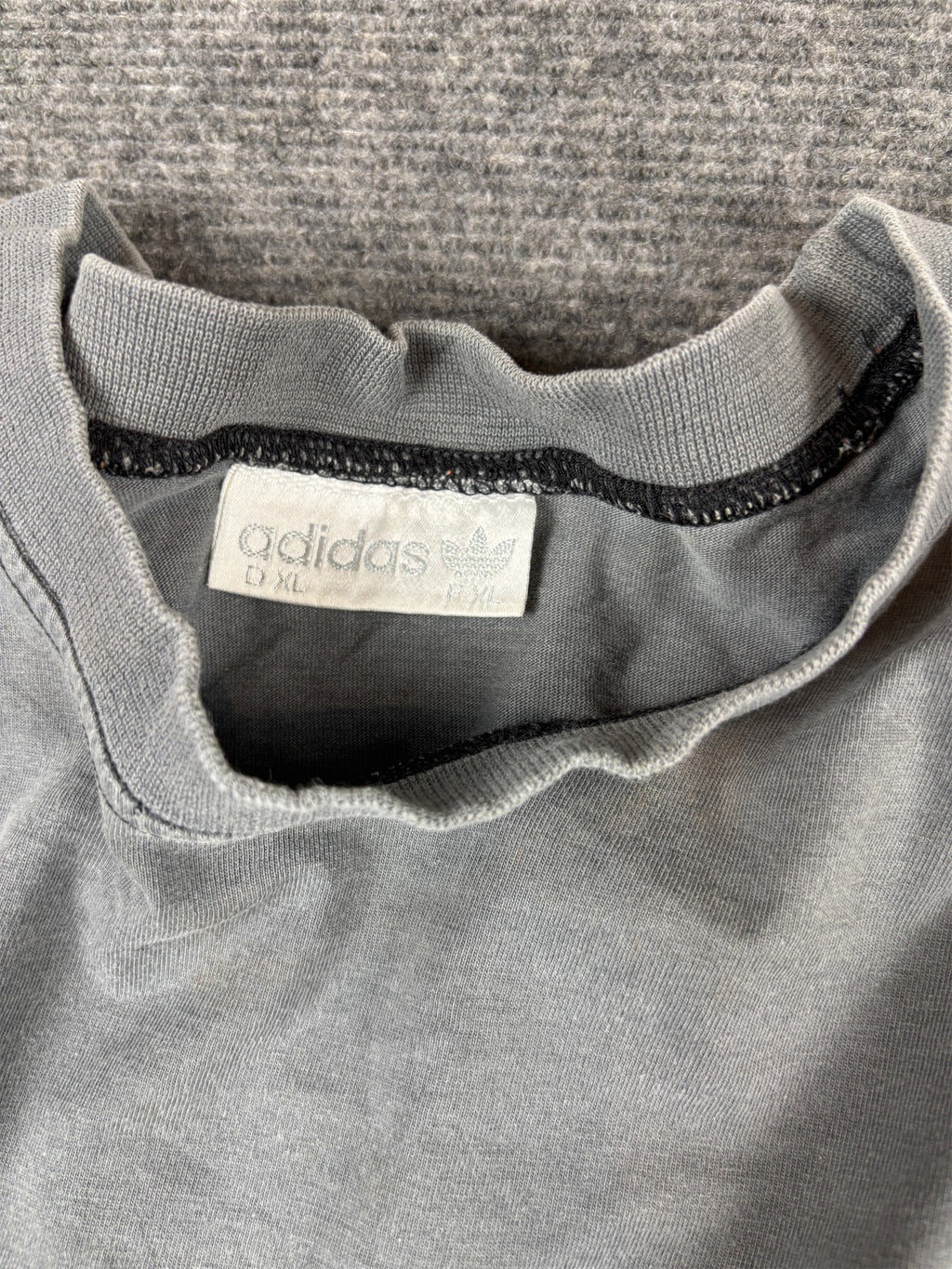 Vintage 90s Adidas T-Shirt Size XL Grey Retro Front Graphic Flower Logo Oversized