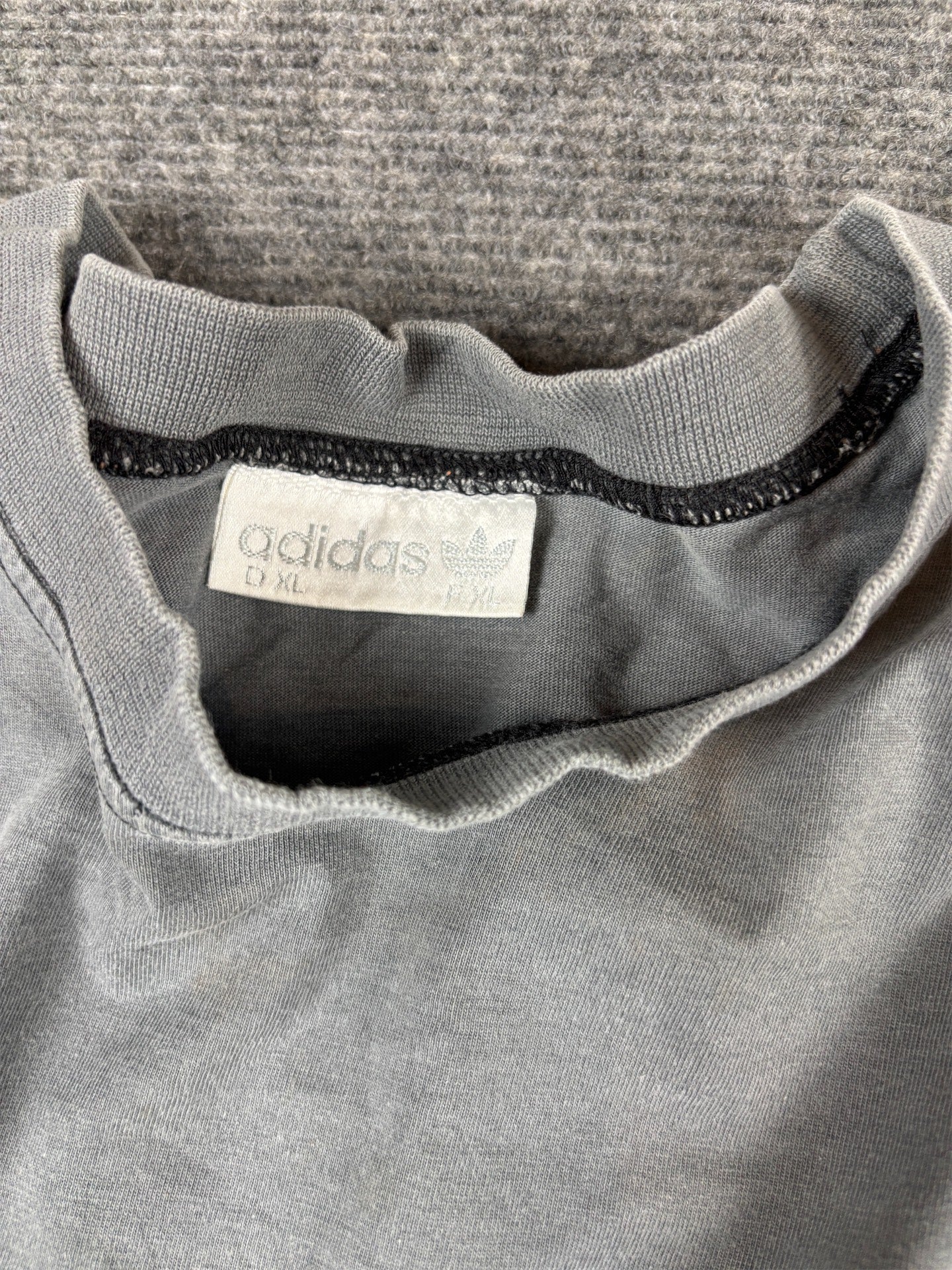 Vintage 90s Adidas T-Shirt Size XL Grey Retro Front Graphic Flower Logo Oversized