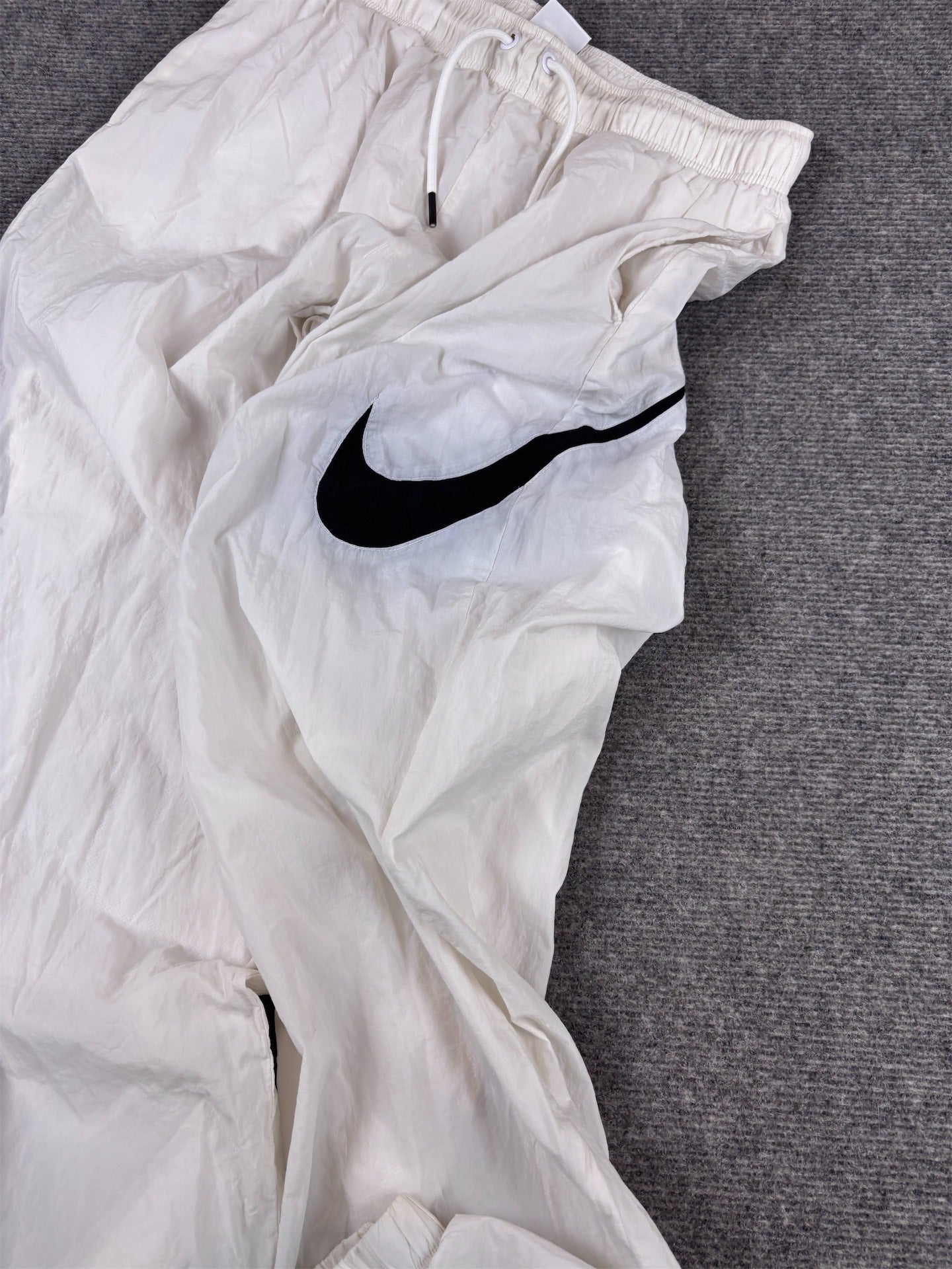 Nike Track Pants Women’s M White Black Swoosh Nylon Style Tapered Fit