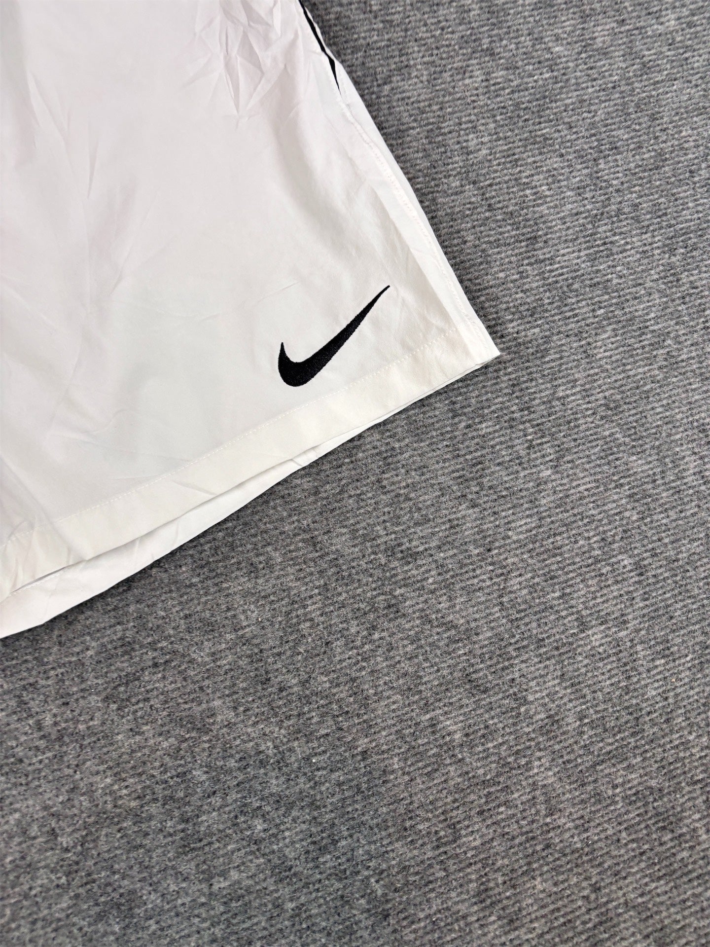 Nike Dri-Fit Shorts L White Black Side Detail Swoosh Wide Fit