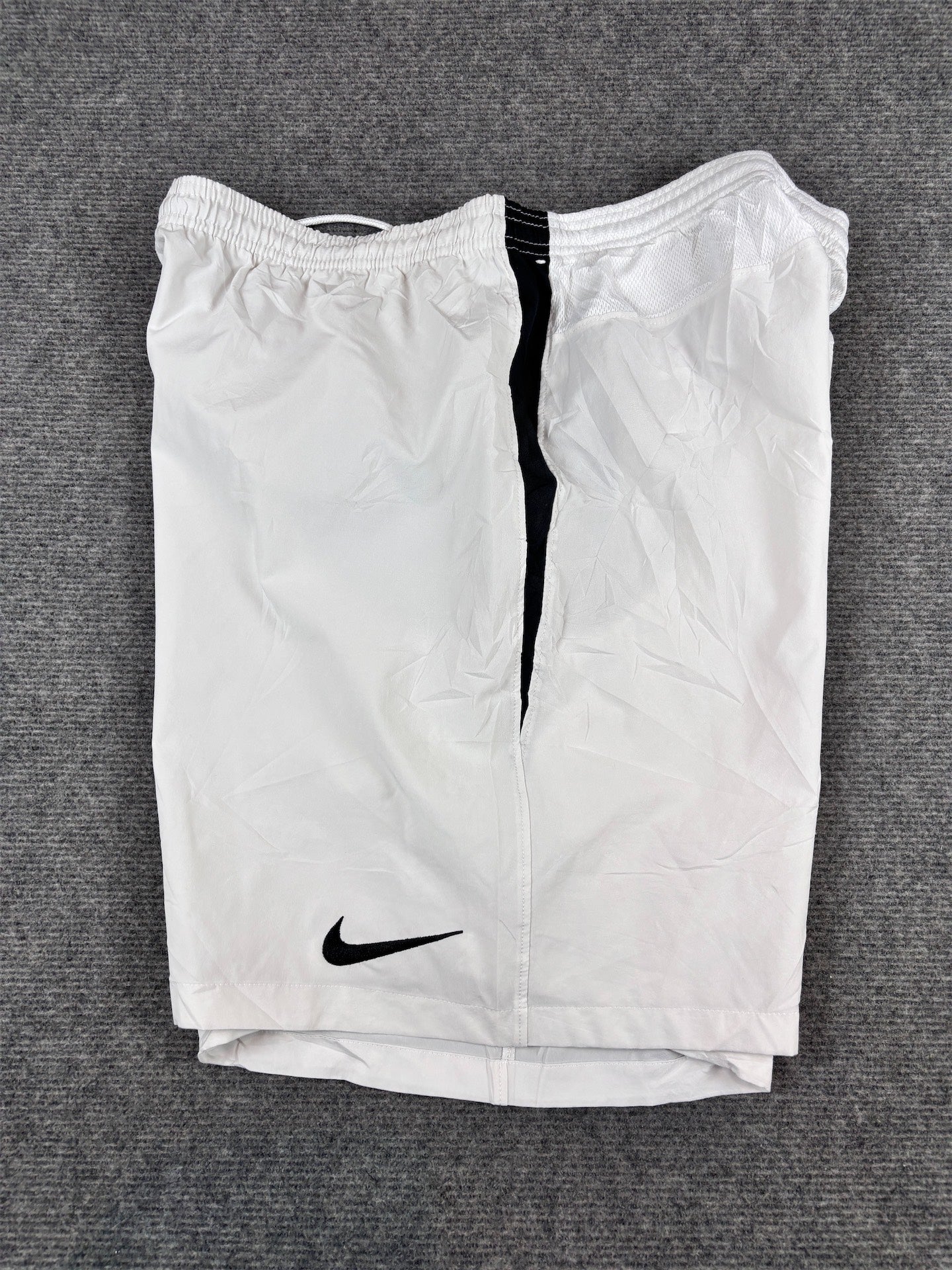 Nike Dri-Fit Shorts L White Black Side Detail Swoosh Wide Fit