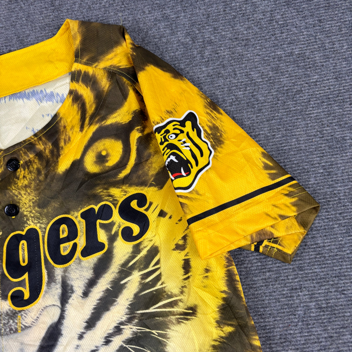 Hanshin Tigers Japanese Baseball Jersey Men's Medium Yellow Cat Face Graphic