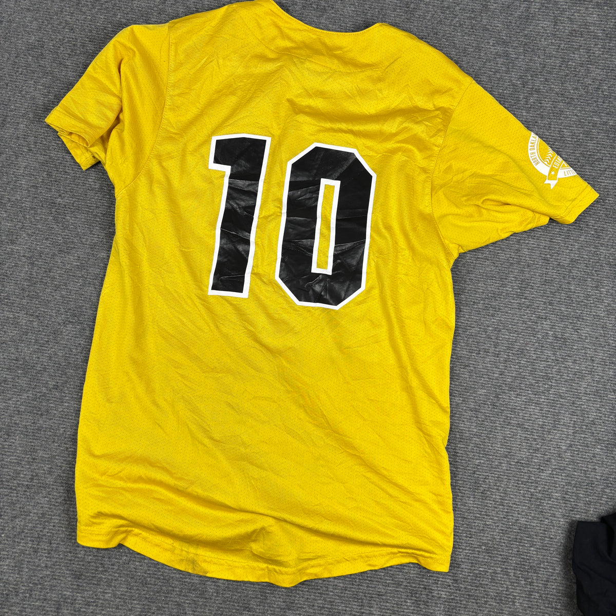 Augusta Larks Little League Baseball Jersey Men's Small Yellow Black Sportwear
