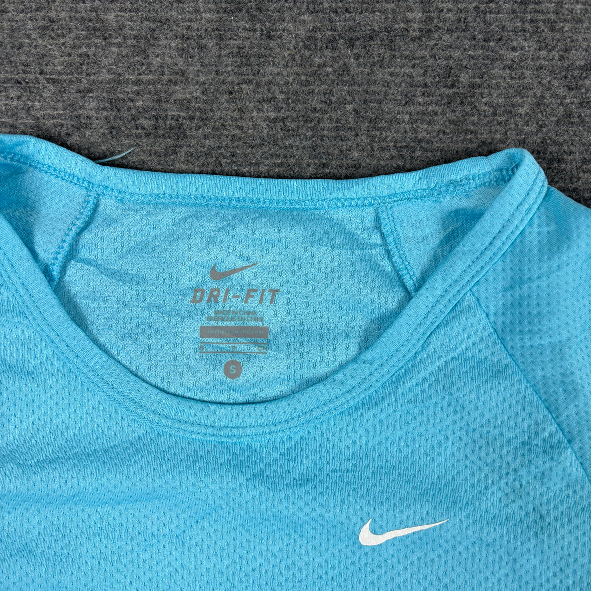 Nike Dri-Fit Activewear Top Women's XS Blue White Textured y2k Style T-shirt
