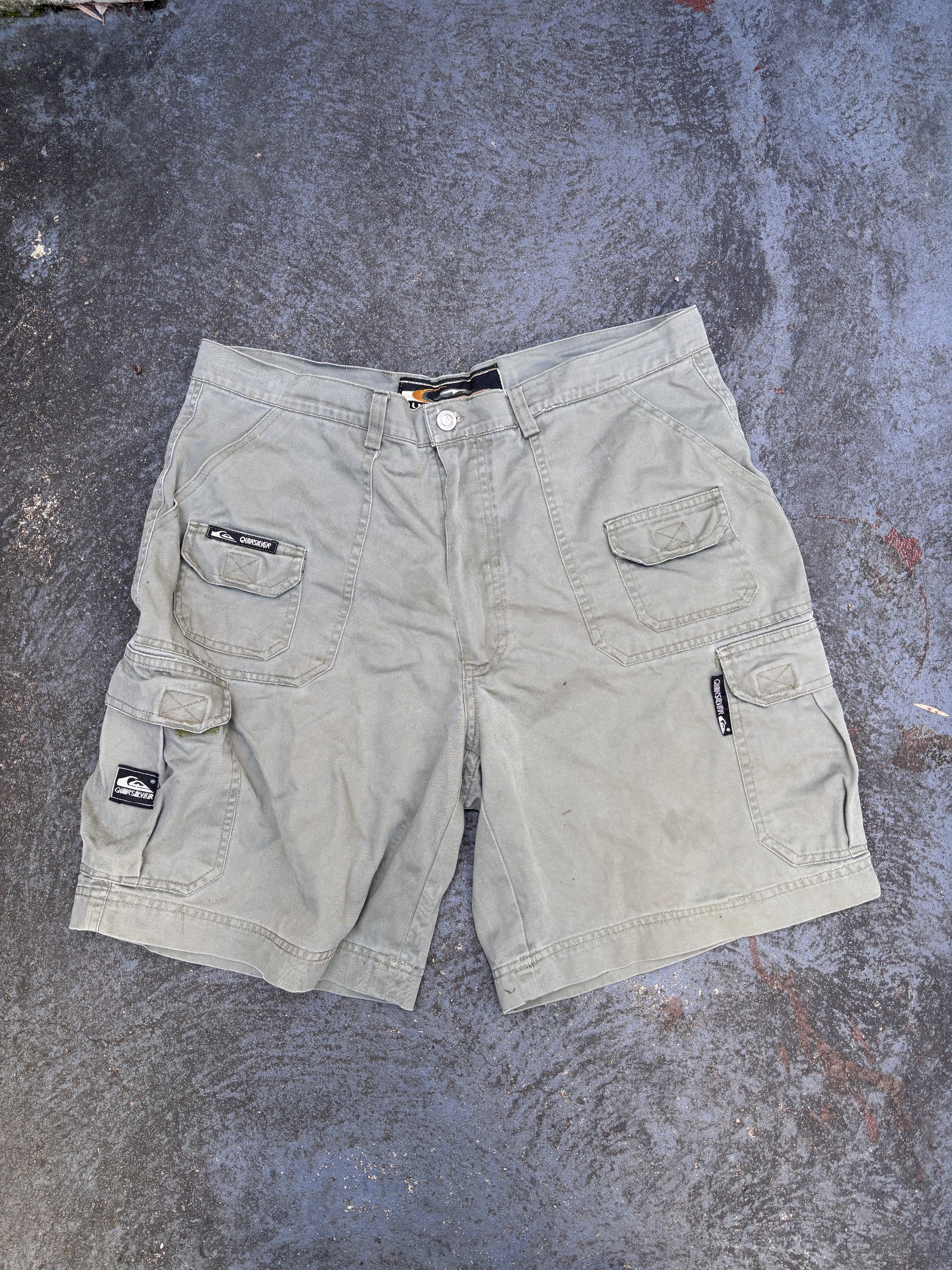 Vintage 90s Quiksilver Cargo Shorts Size 36 Green Khaki Cotton Multi-Pocket Logo