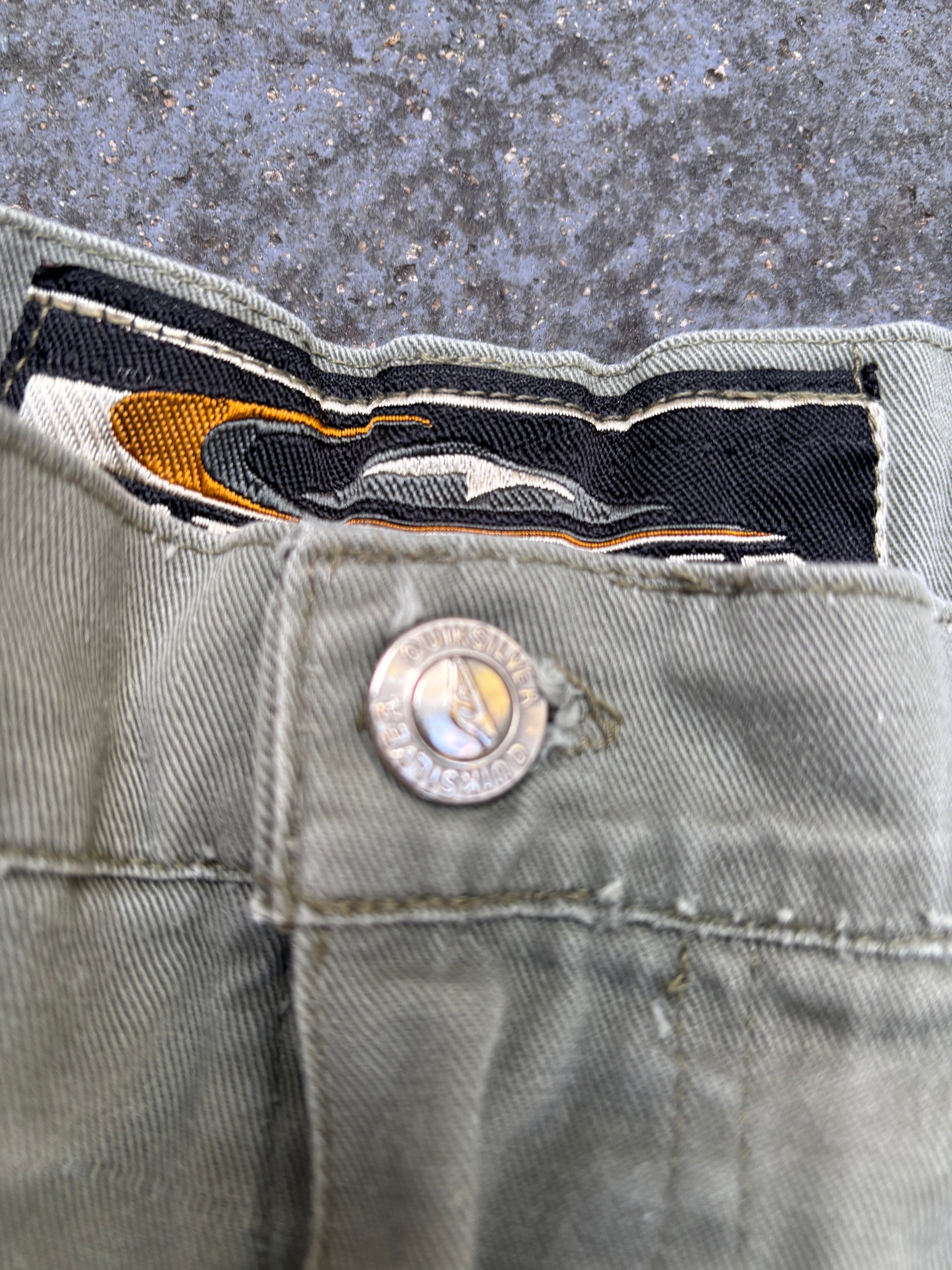 Vintage 90s Quiksilver Cargo Shorts Size 36 Green Khaki Cotton Multi-Pocket Logo
