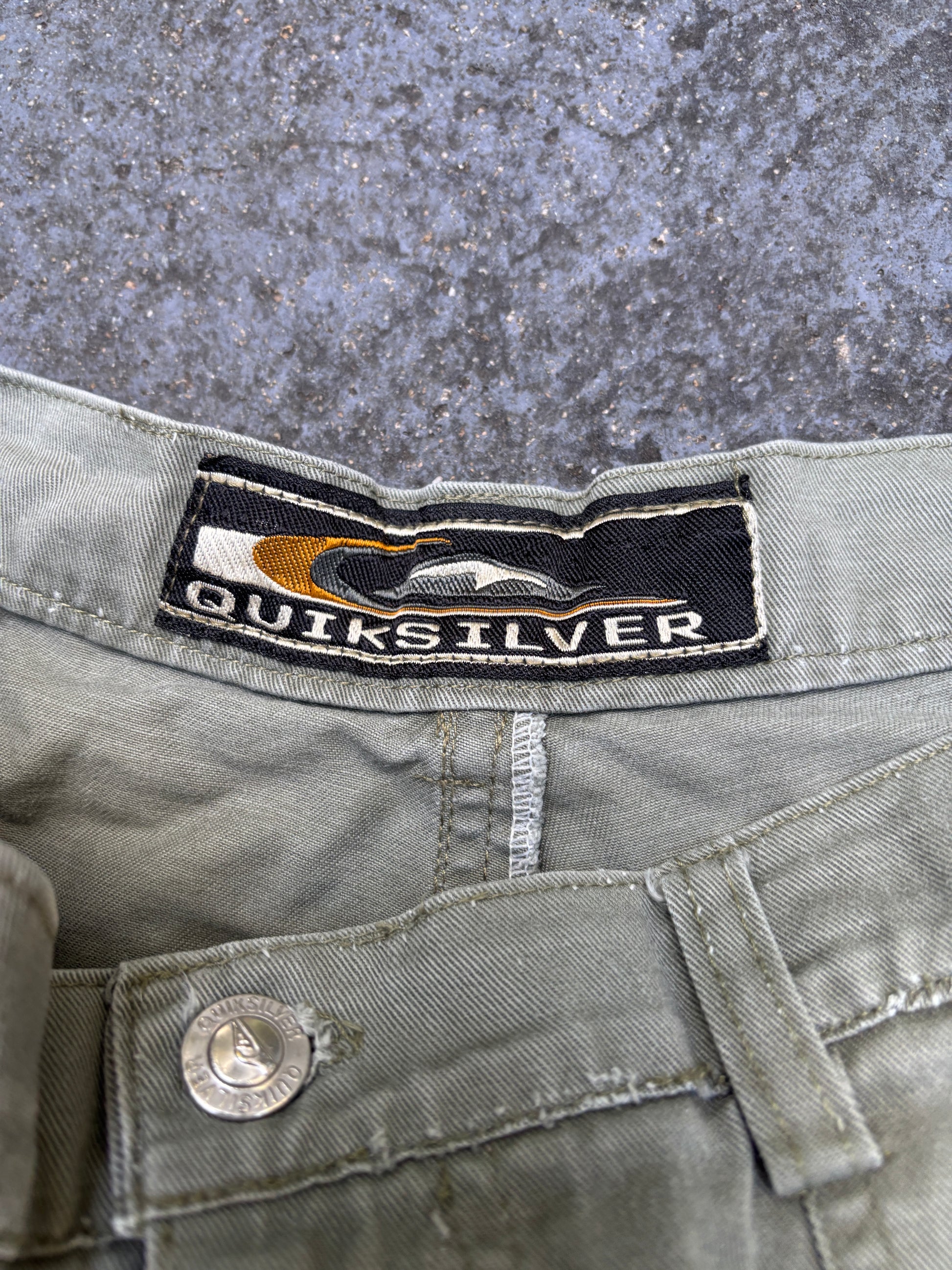 Vintage 90s Quiksilver Cargo Shorts Size 36 Green Khaki Cotton Multi-Pocket Logo
