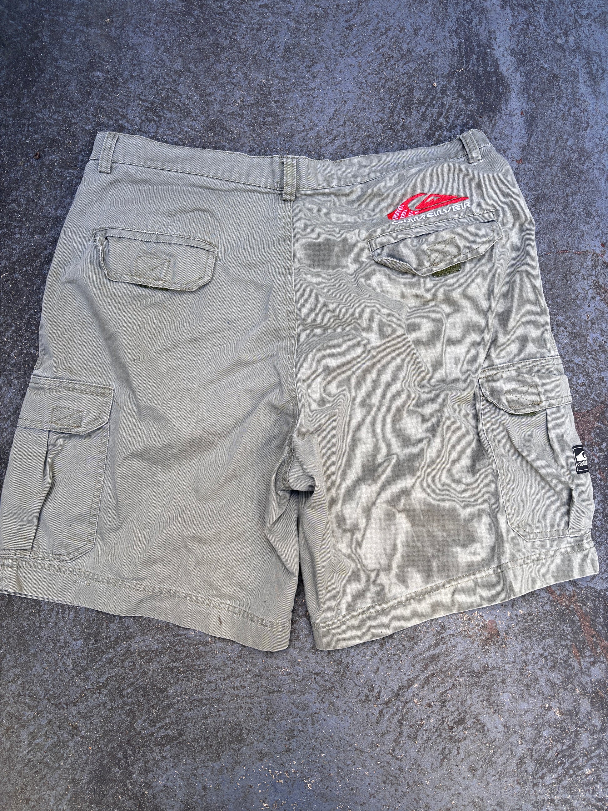 Vintage 90s Quiksilver Cargo Shorts Size 36 Green Khaki Cotton Multi-Pocket Logo
