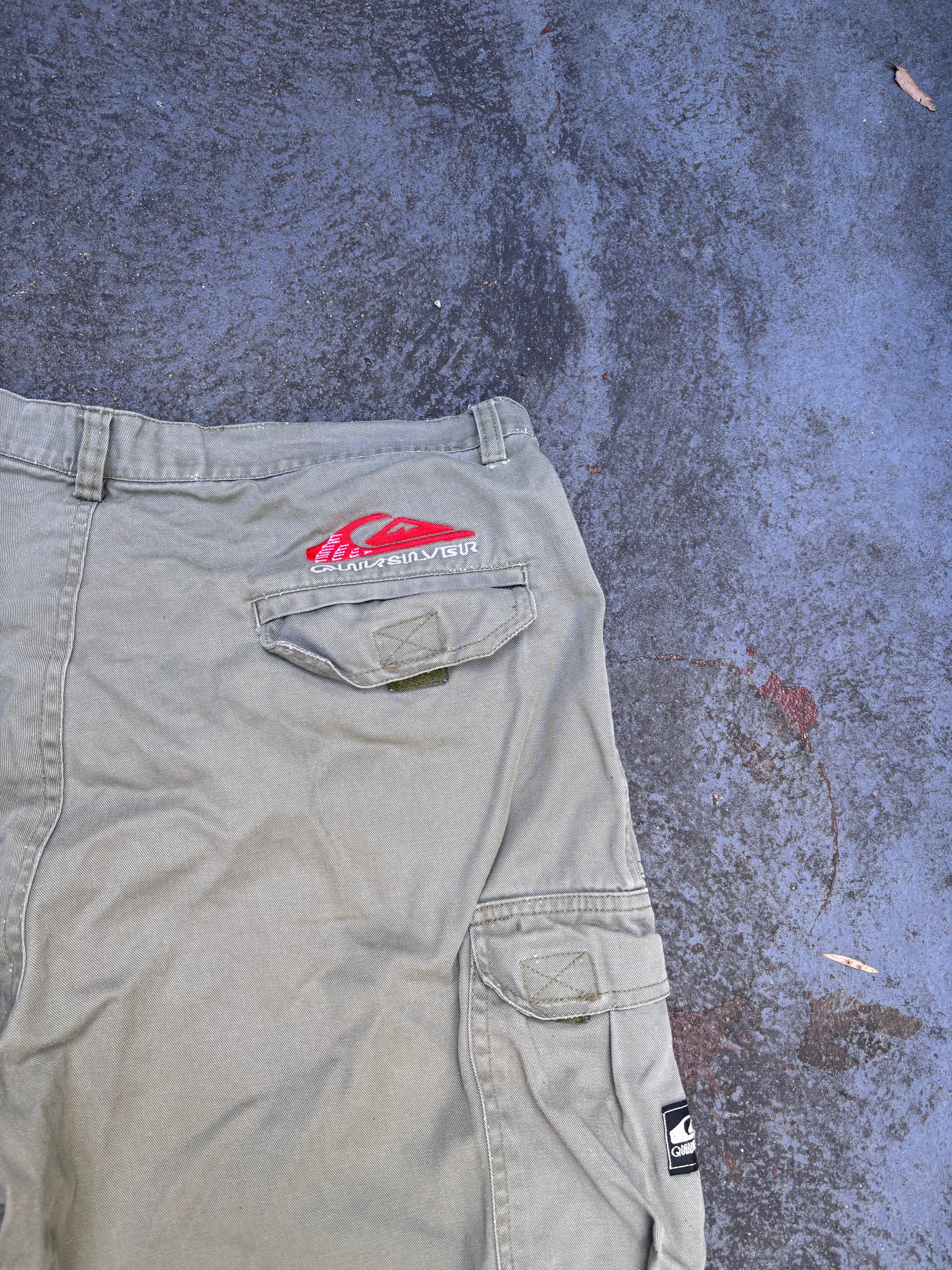 Vintage 90s Quiksilver Cargo Shorts Size 36 Green Khaki Cotton Multi-Pocket Logo