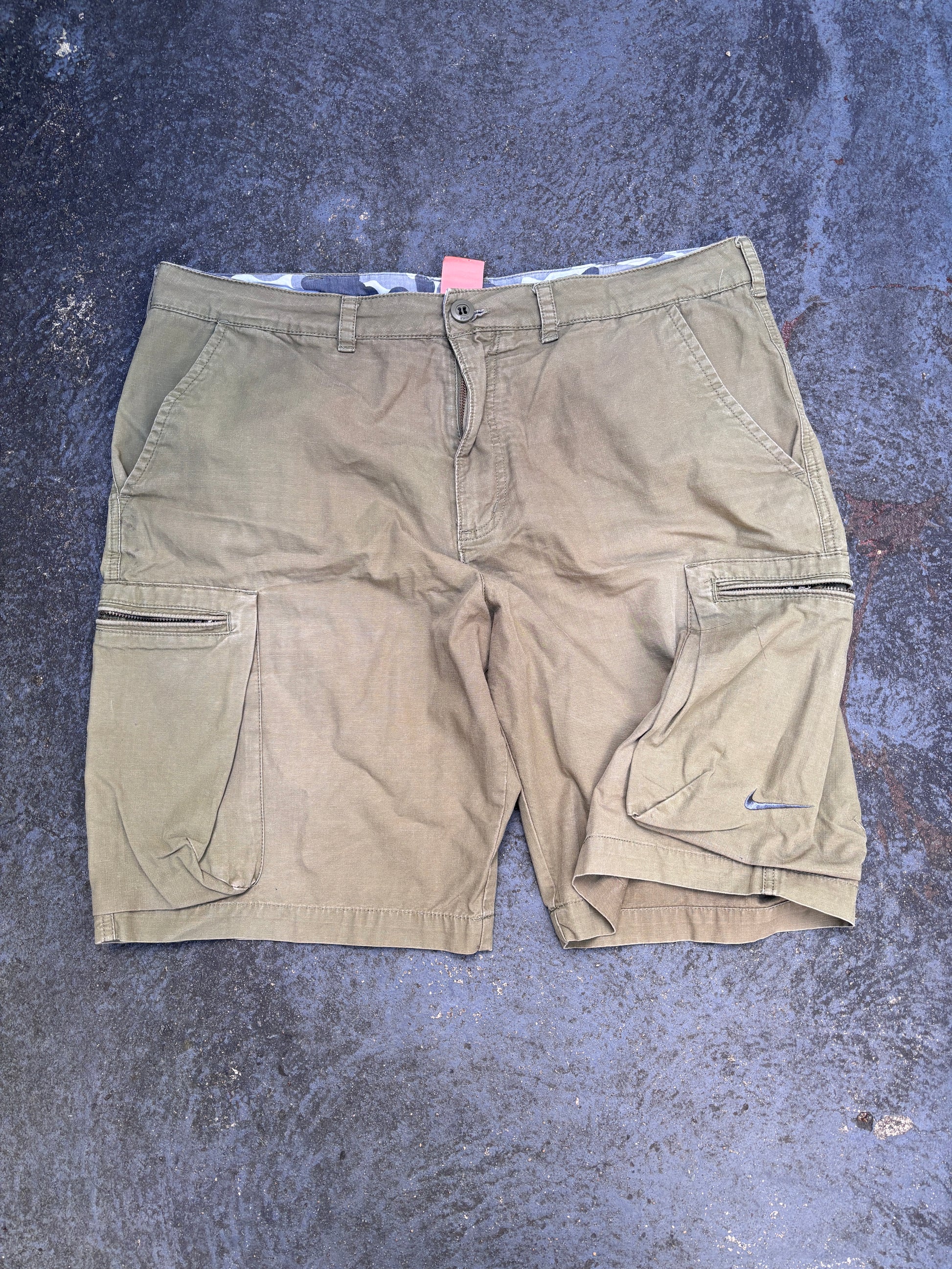 Vintage Y2K Nike Cargo Shorts Size 36 Khaki Embroidered Swoosh Camo Lining
