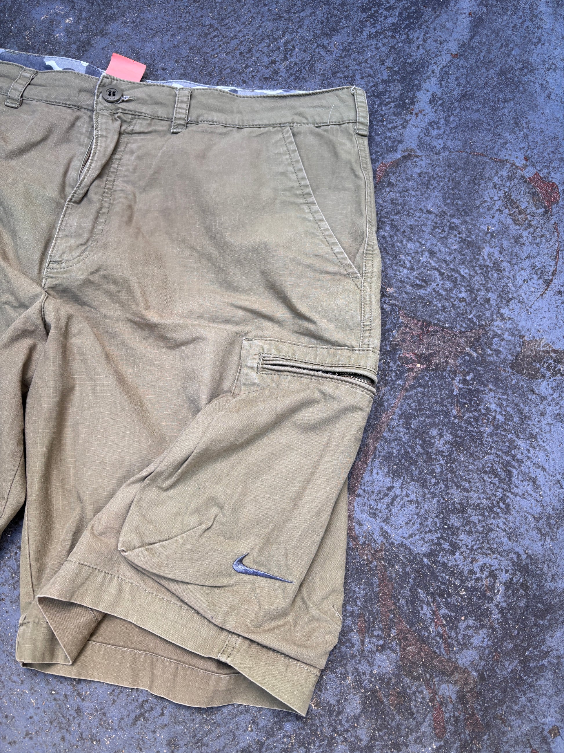 Vintage Y2K Nike Cargo Shorts Size 36 Khaki Embroidered Swoosh Camo Lining