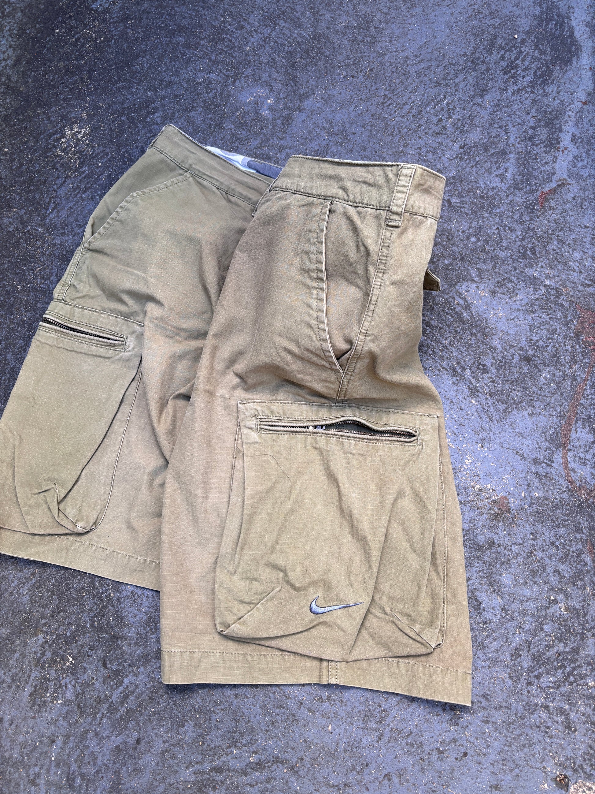 Vintage Y2K Nike Cargo Shorts Size 36 Khaki Embroidered Swoosh Camo Lining