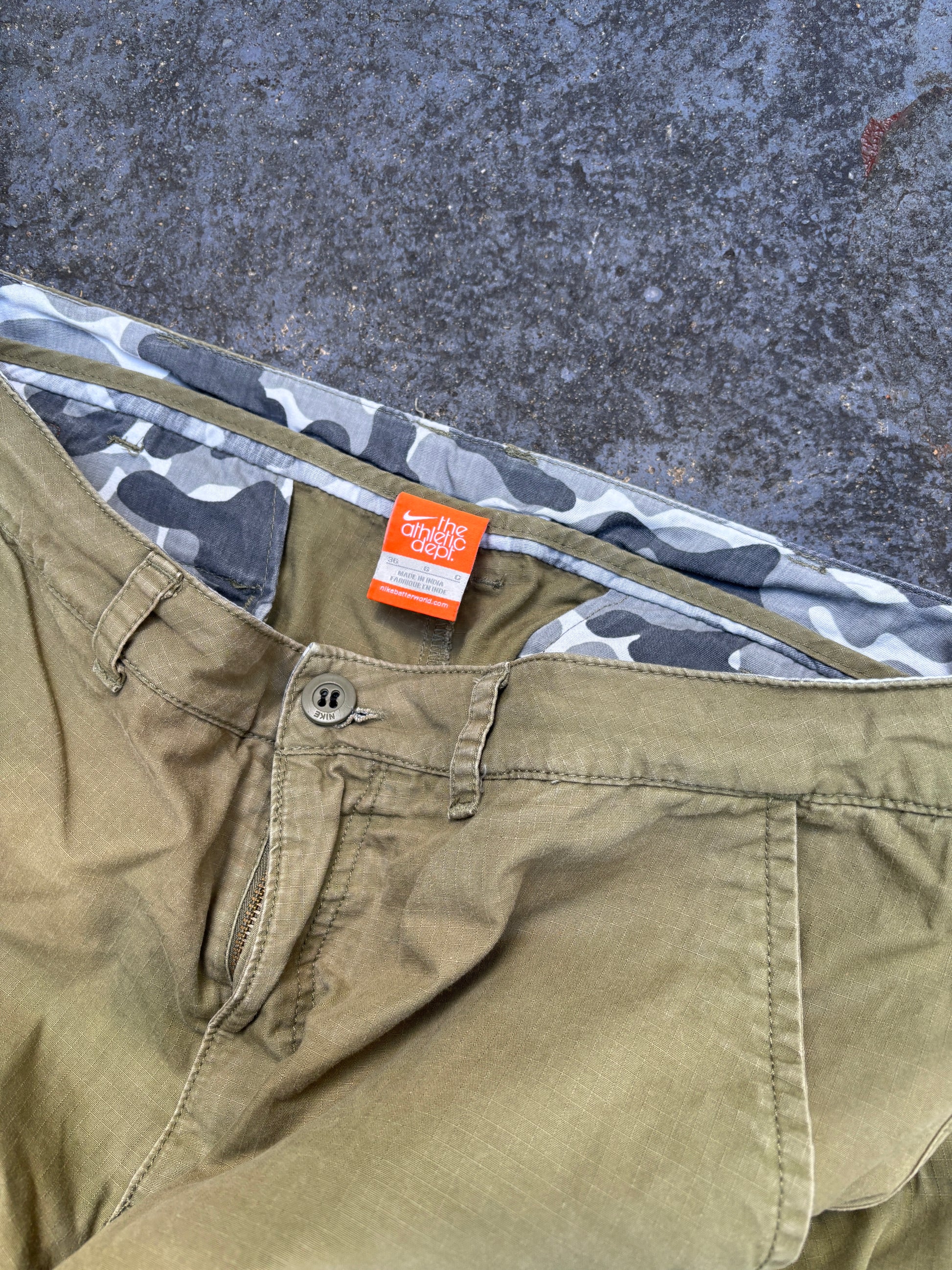Vintage Y2K Nike Cargo Shorts Size 36 Khaki Embroidered Swoosh Camo Lining