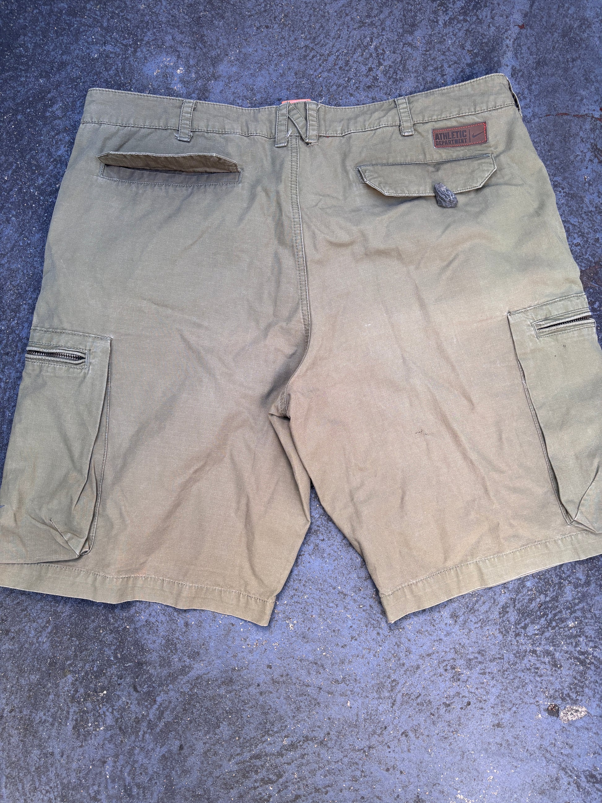 Vintage Y2K Nike Cargo Shorts Size 36 Khaki Embroidered Swoosh Camo Lining