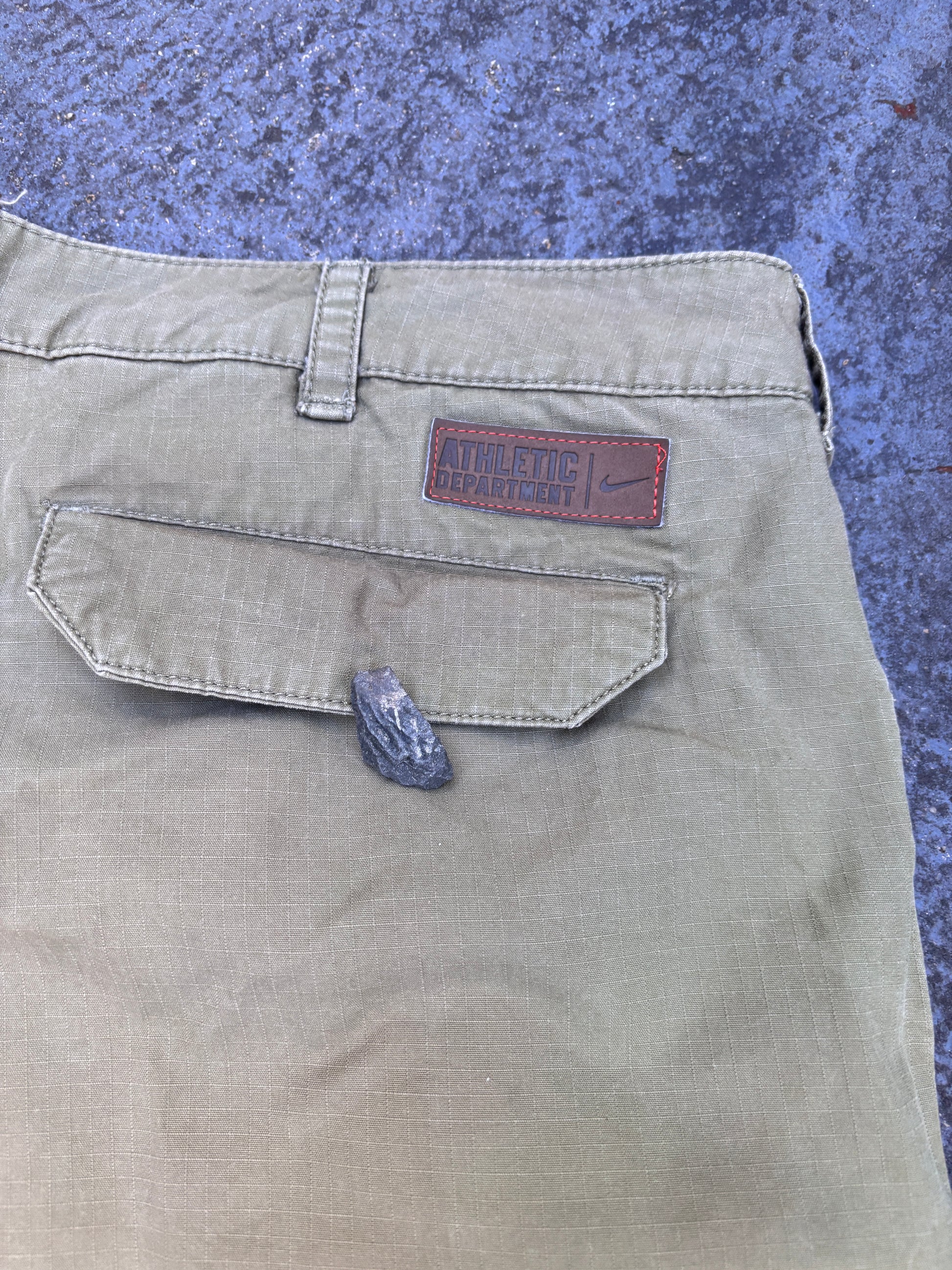 Vintage Y2K Nike Cargo Shorts Size 36 Khaki Embroidered Swoosh Camo Lining