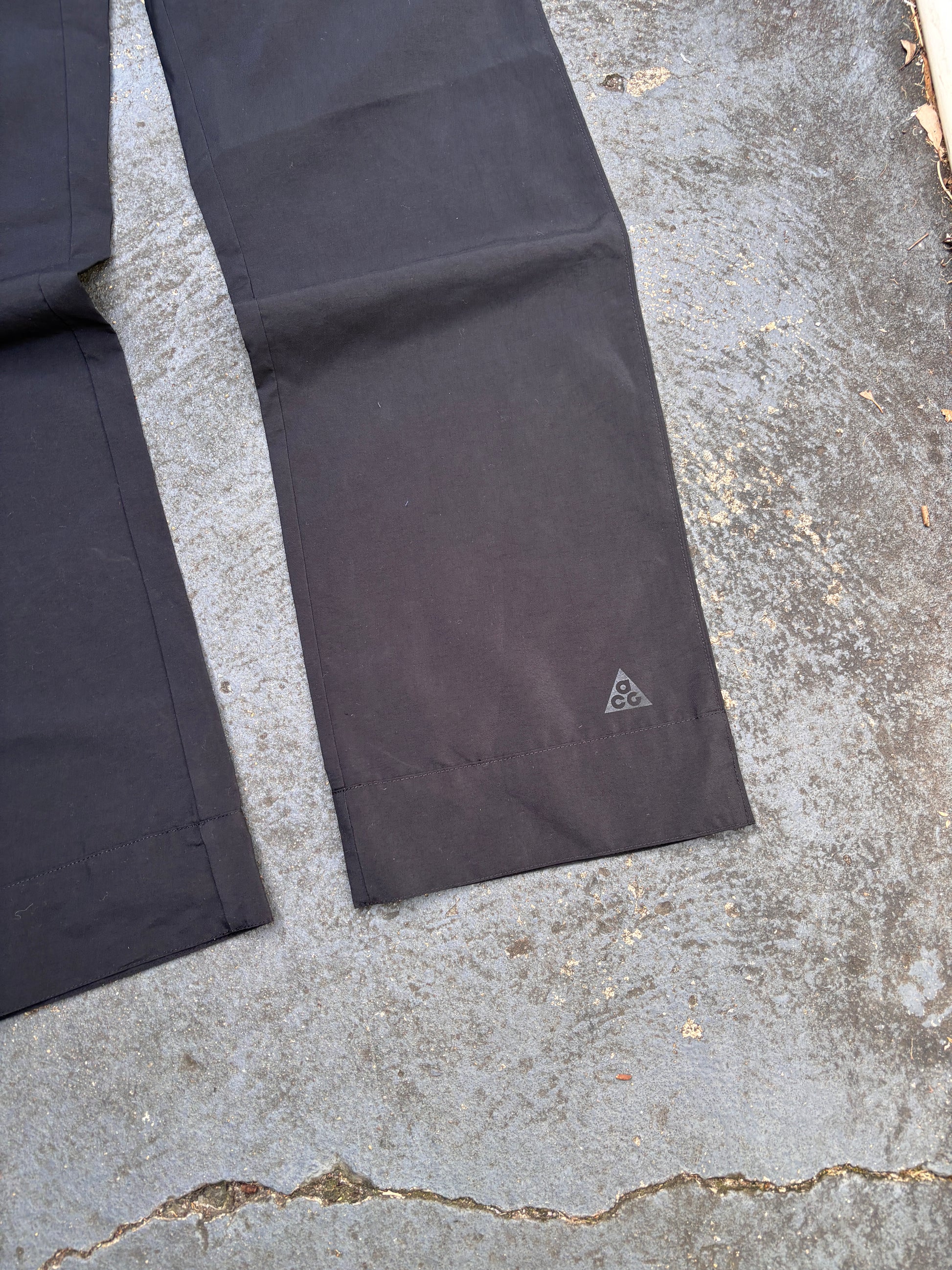 Nike ACG Pants Womens S Black Ankle Logo Wide Leg Windbreaker Chinos NWT
