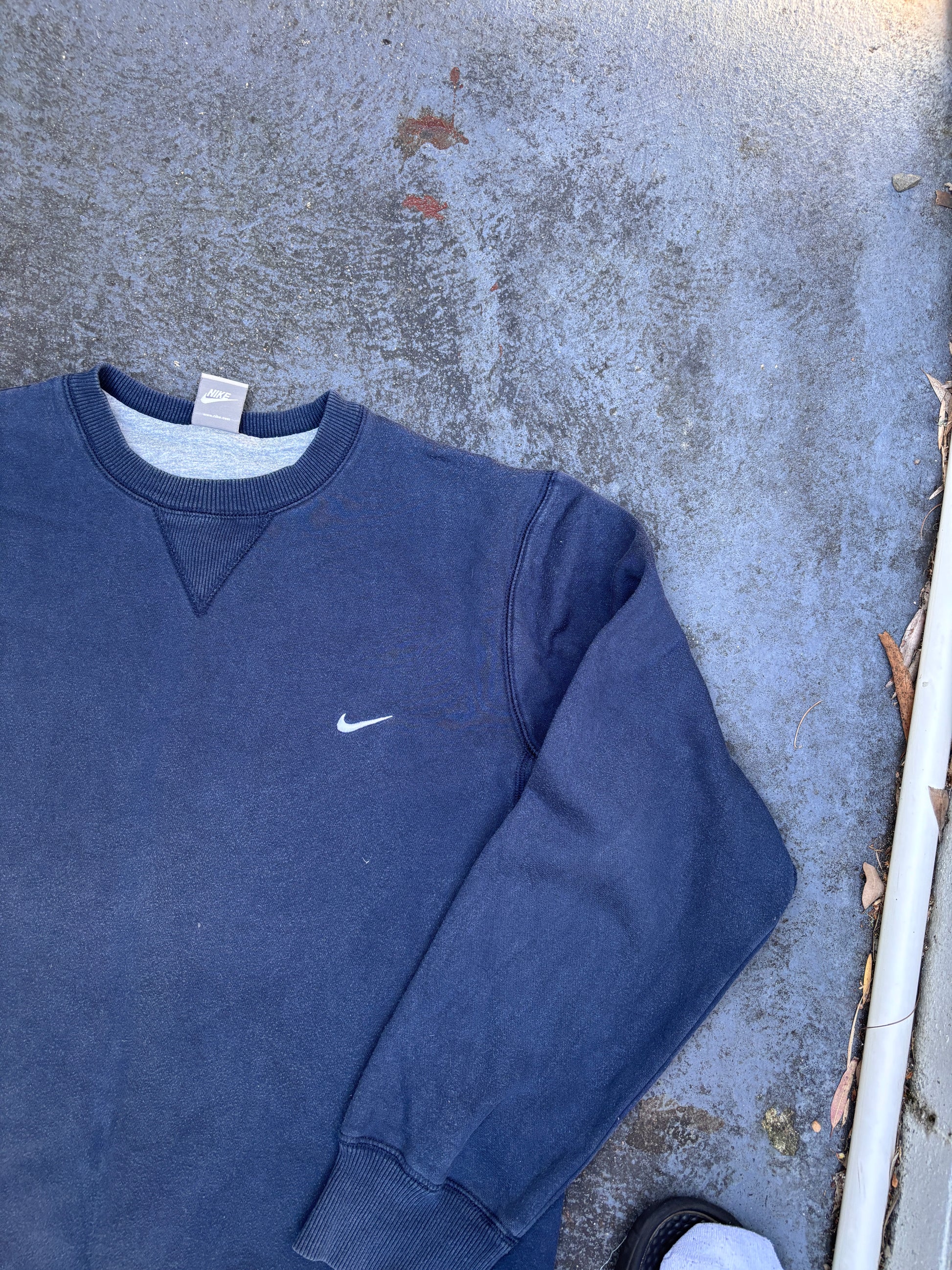 Vintage Y2K Nike Jumper Size L Navy White Swoosh Sweatshirt