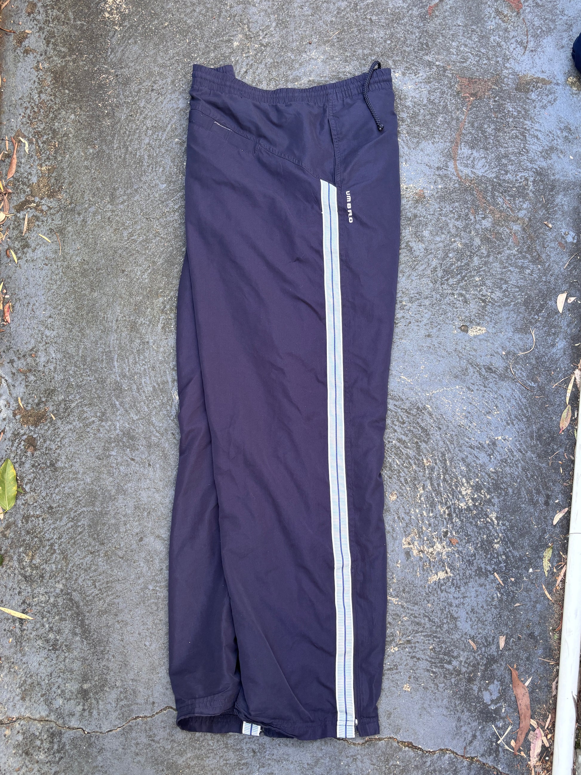 Vintage 90s/Y2K Umbro Track Pants Size L Navy Blue Tape Detail Wide Leg Ankle Zip