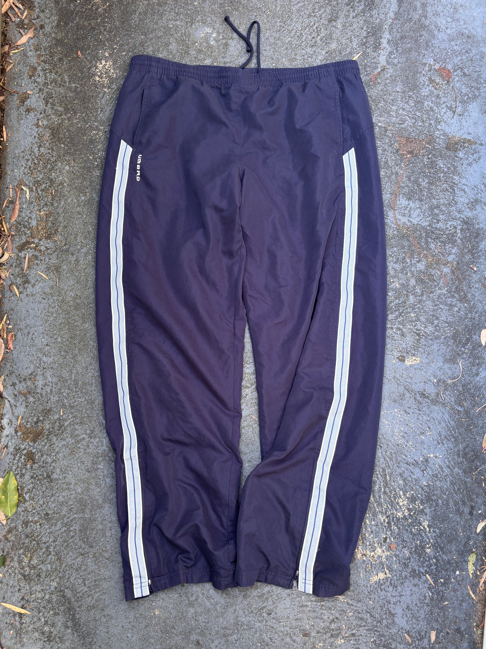 Vintage 90s/Y2K Umbro Track Pants Size L Navy Blue Tape Detail Wide Leg Ankle Zip